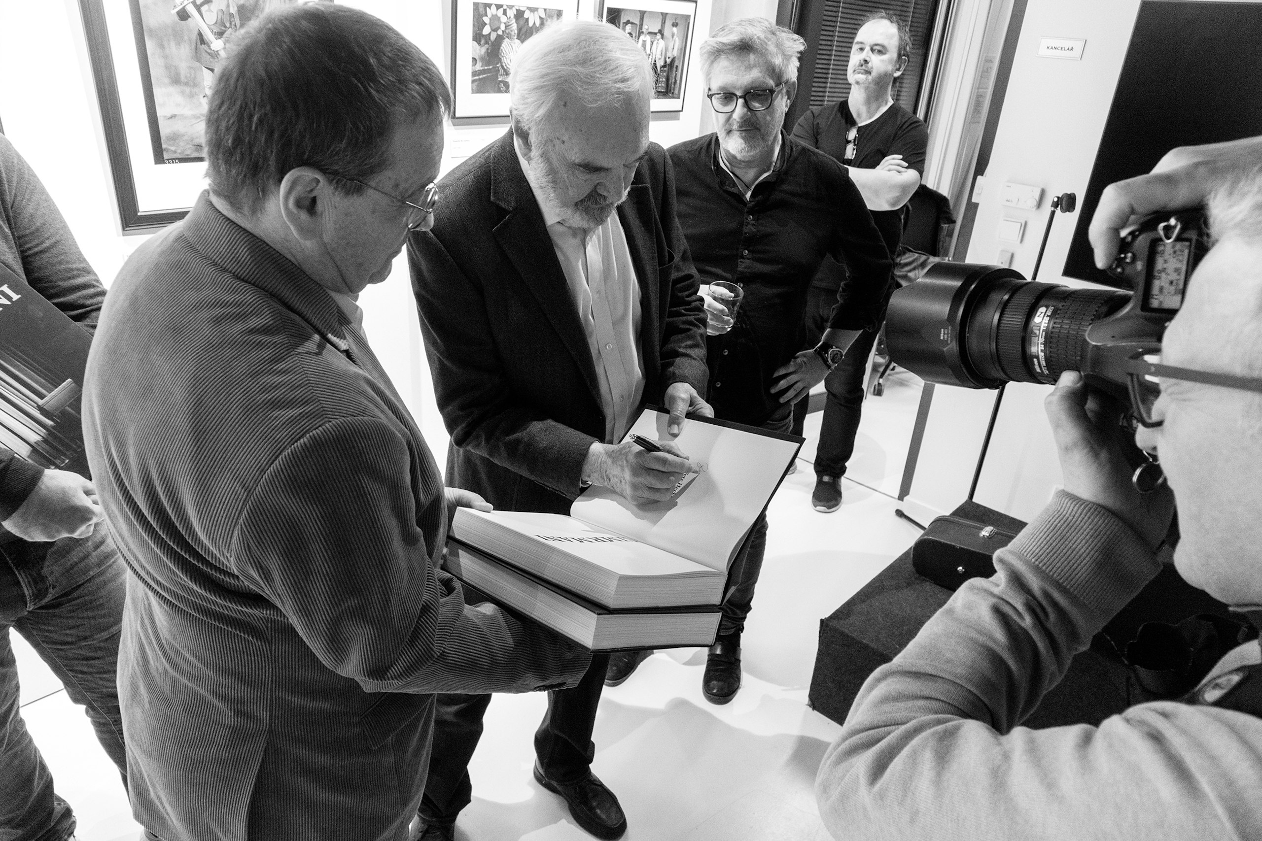 Zdeněk Svěrák podepisuje výtisk na křtu knihy Petra Hechta Cimrmani
