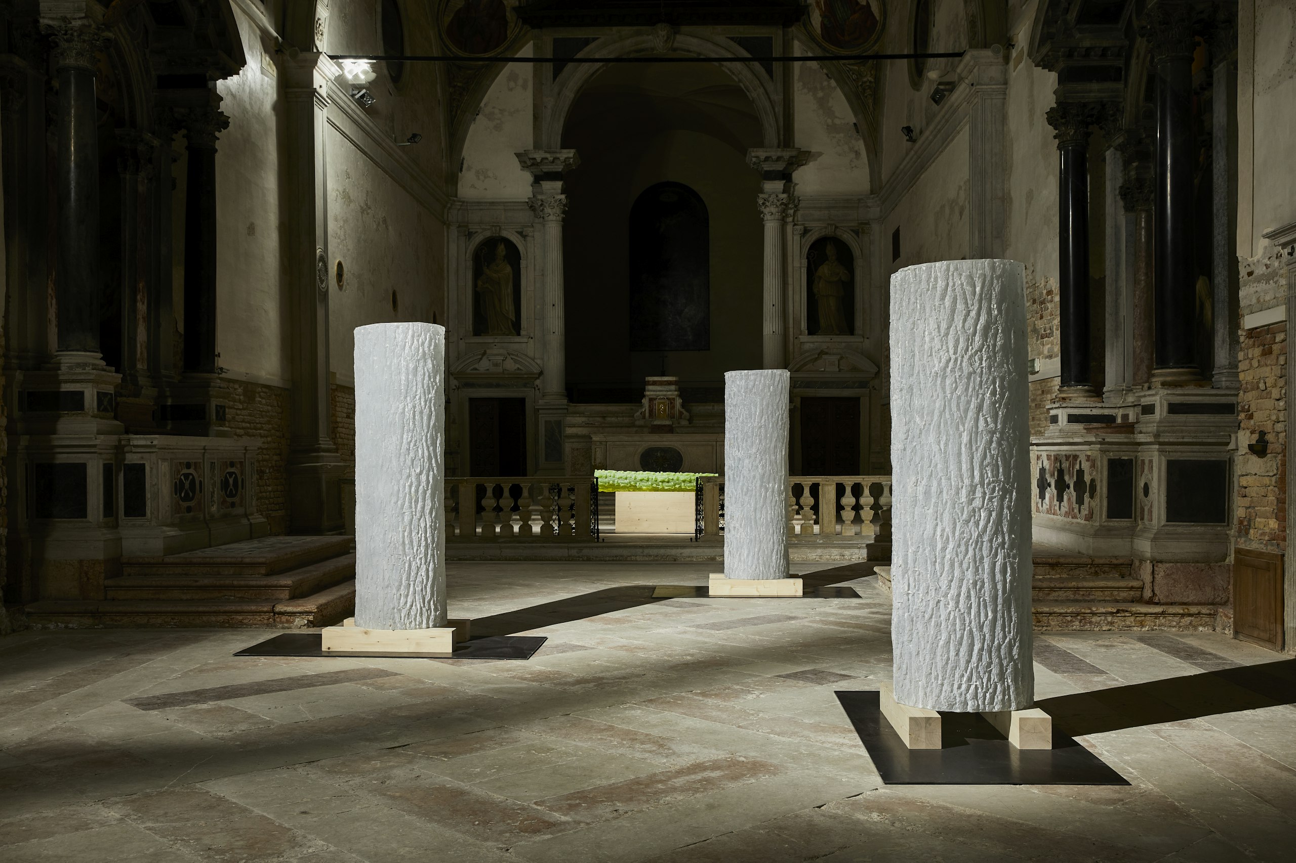 Expozice sochaře Ronyho Plesla Stromy rostou z nebe v benátském kostele Santa Maria della Visitazione, La Biennale di Venezia