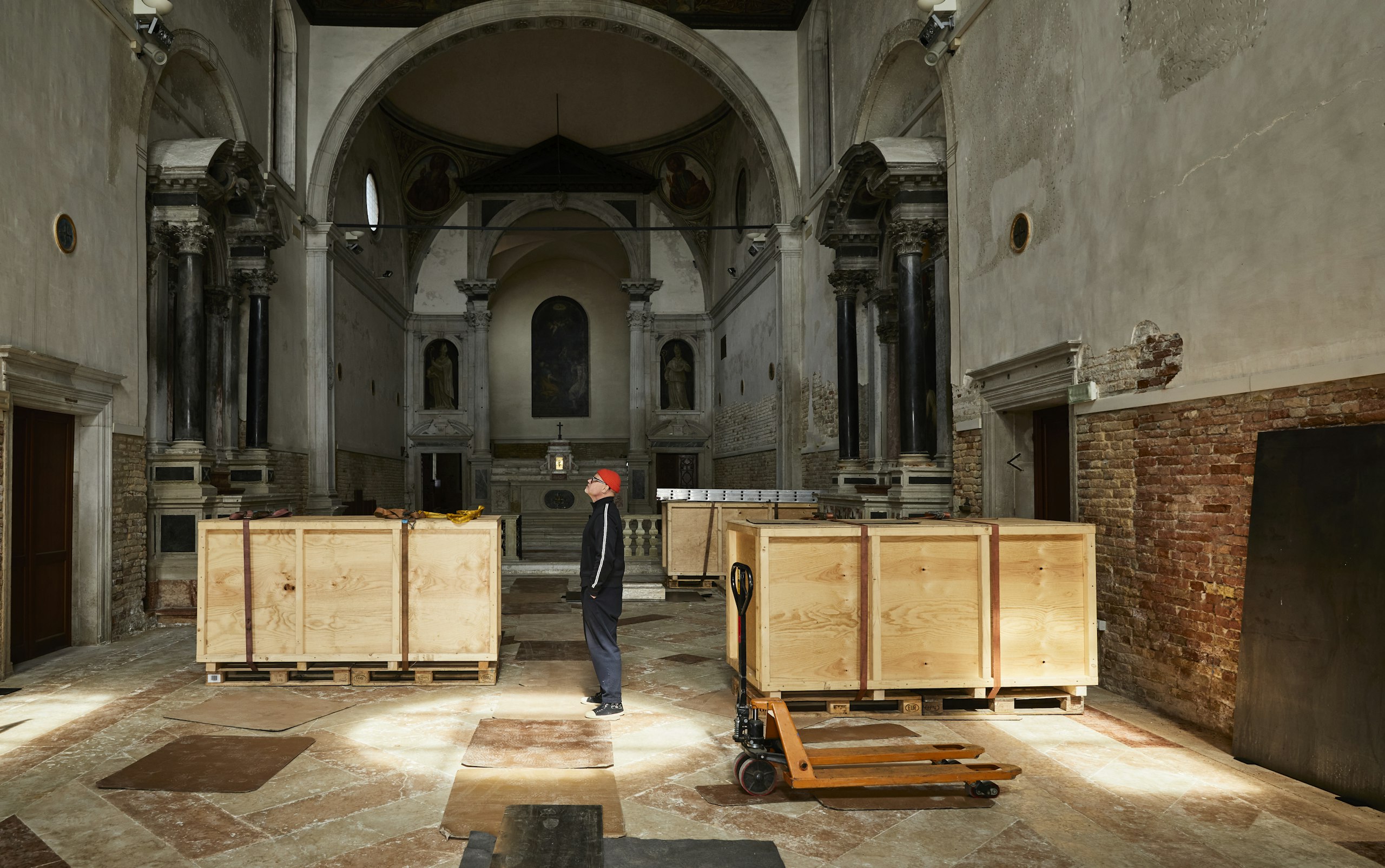 Instalace výstavy sochaře Ronyho Plesla Stromy rostou z nebe v benátském kostele Santa Maria della Visitazione, La Biennale di Venezia