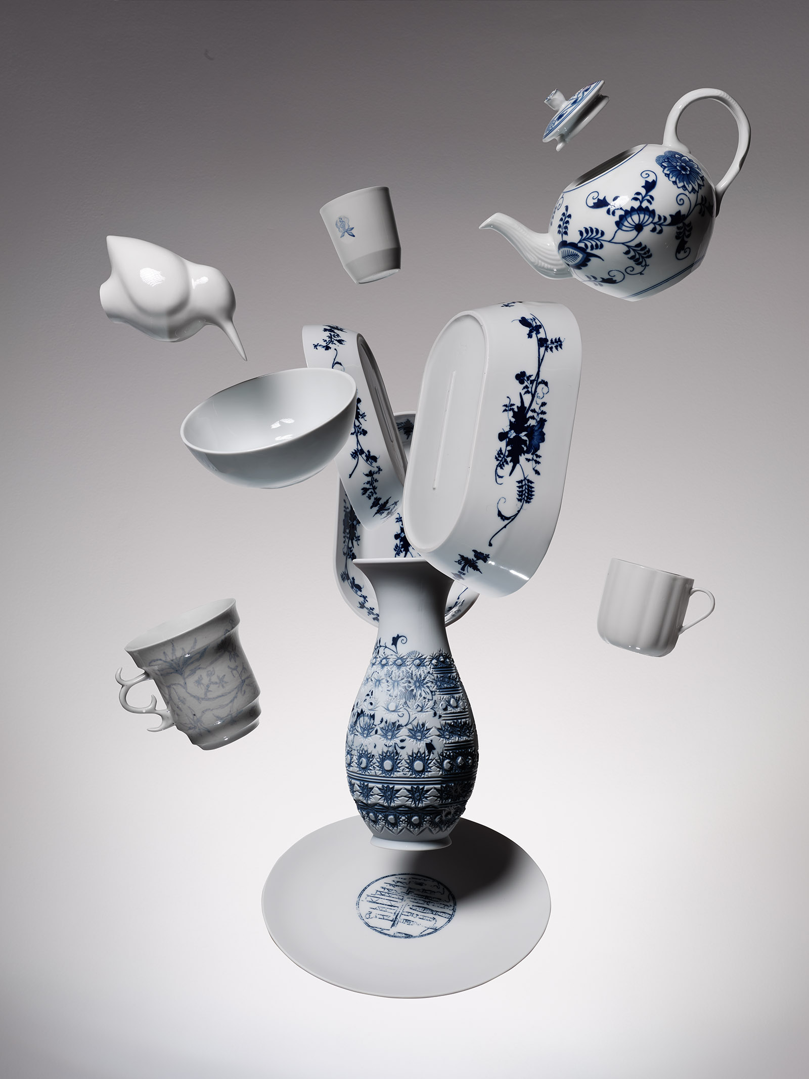 Český porcelán, vizuál výstavy Design a transformace. Příběhy českého designu 1990–2020