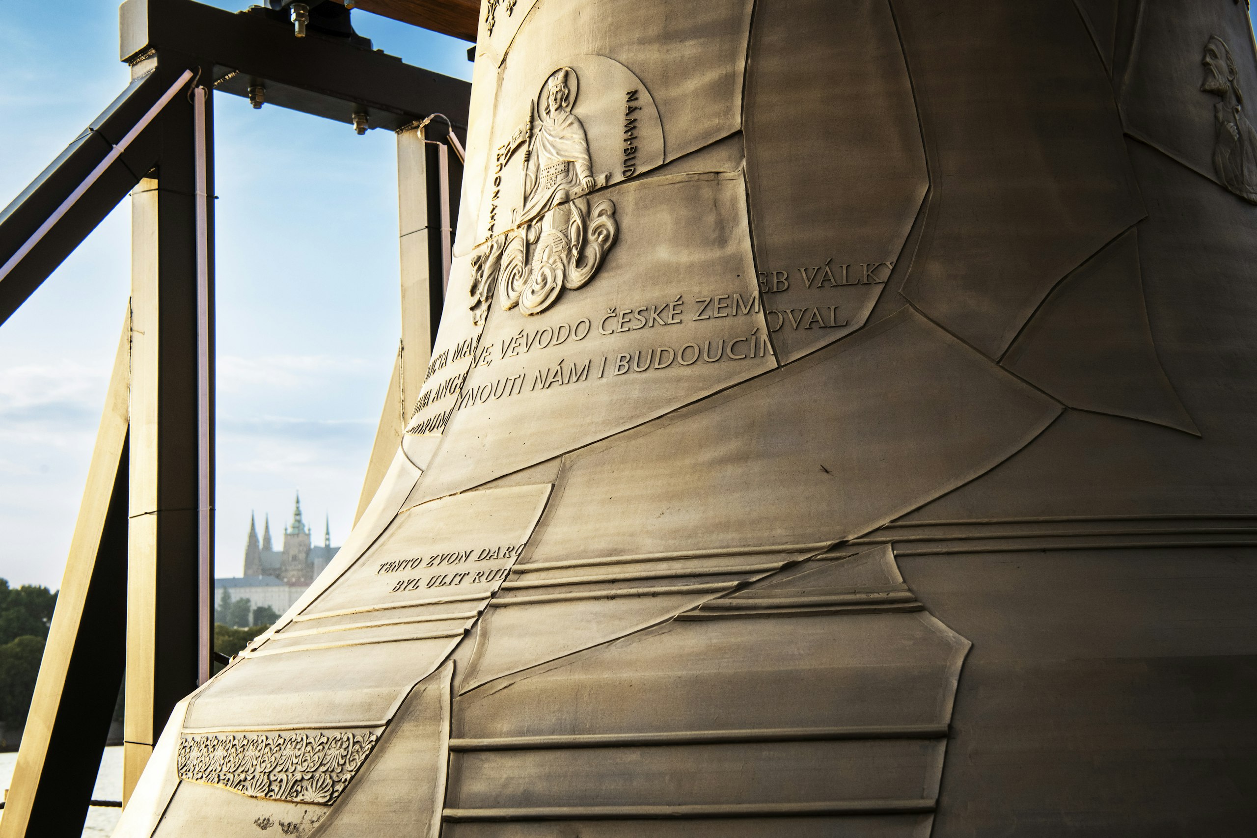 Plášť Zvonu #9081 je z jedné strany symbolicky poskládán ze střepů zvonů, které byly v roce 1942 odvezeny nacisty do Říše