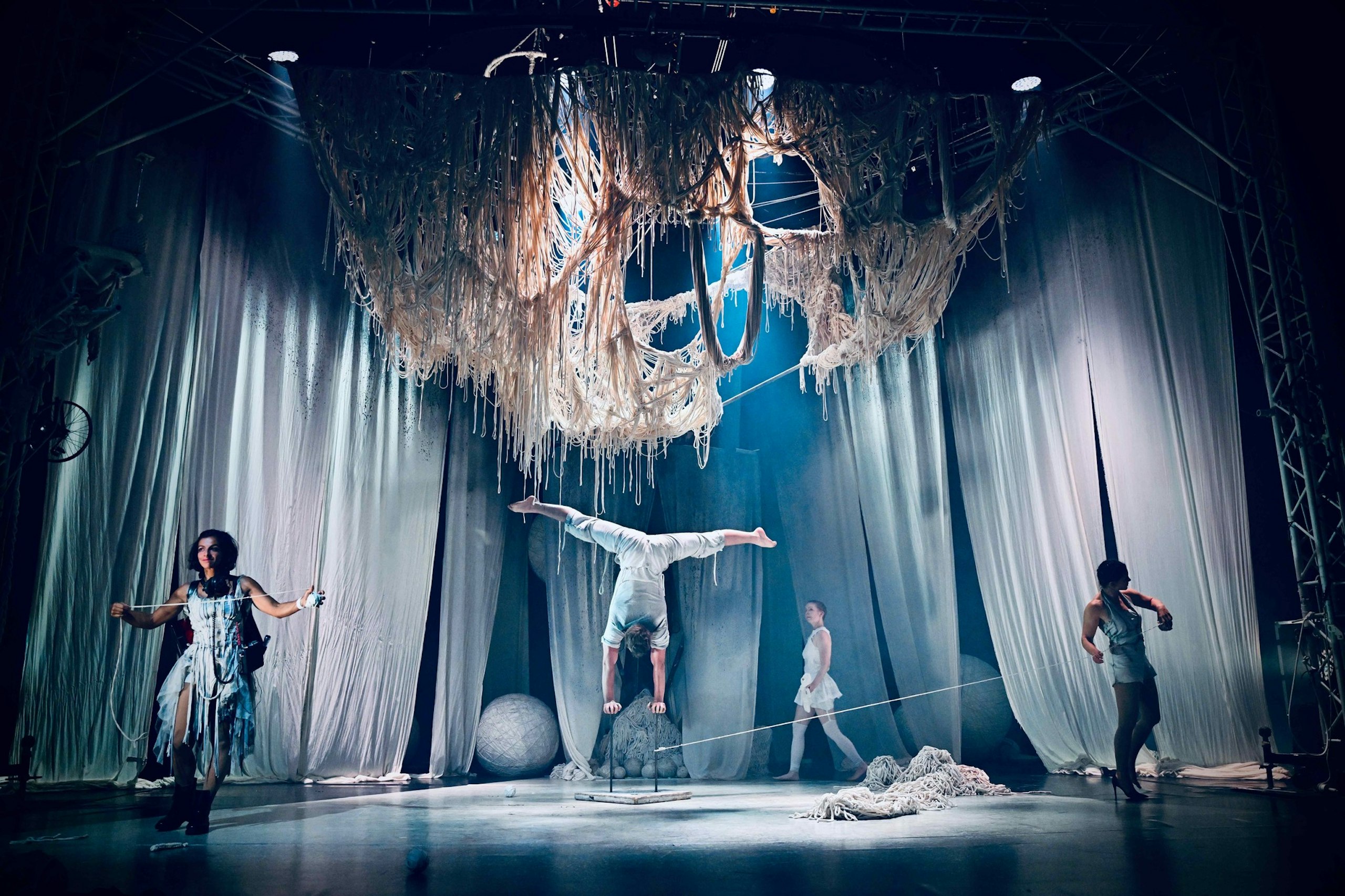 Cirkus Cirkör, foto: Letní Letná / František Ortmann Představení Knitting Peace švédského souboru Cirkus Cirkör na festivalu Letní Letná 2022, foto: Letní Letná / František Ortmann