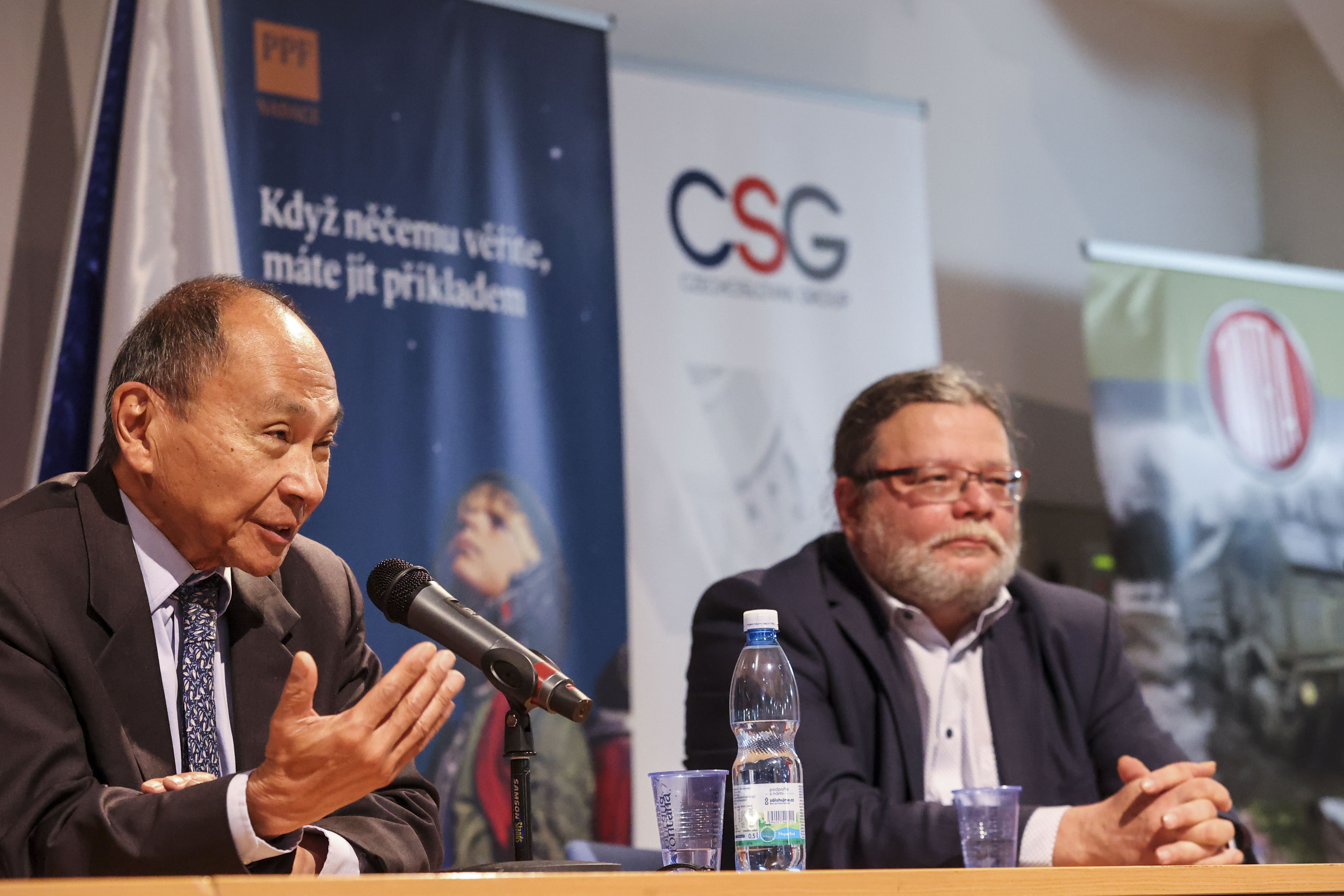 Francis Fukuyama a Alexandr Vondra během debaty v Centru transatlantických vztahů (PCTR)