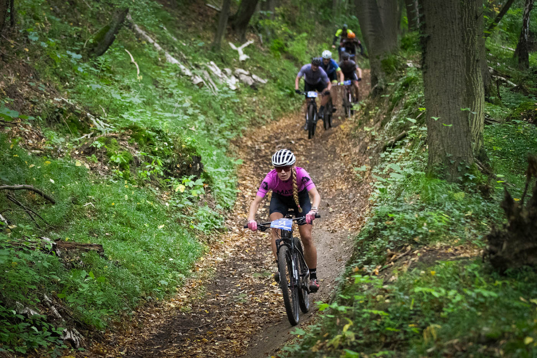 Cyklisté na lesní cestě během závodu Mladá Boleslav Tour ŠKODA AUTO 2021 z cyklu Kolo pro život