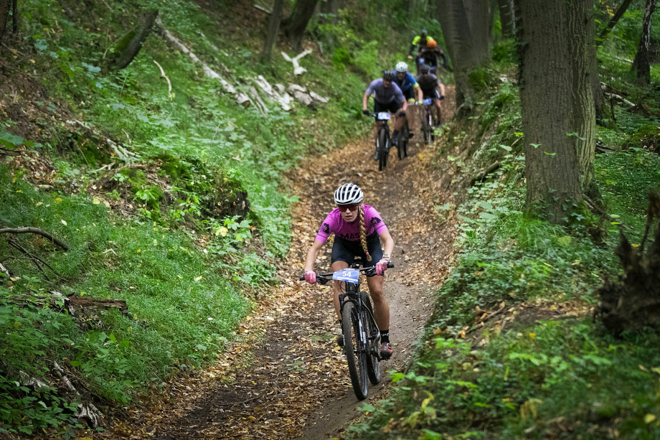 Cyklisté na lesní cestě během závodu Mladá Boleslav Tour ŠKODA AUTO 2021 z cyklu Kolo pro život