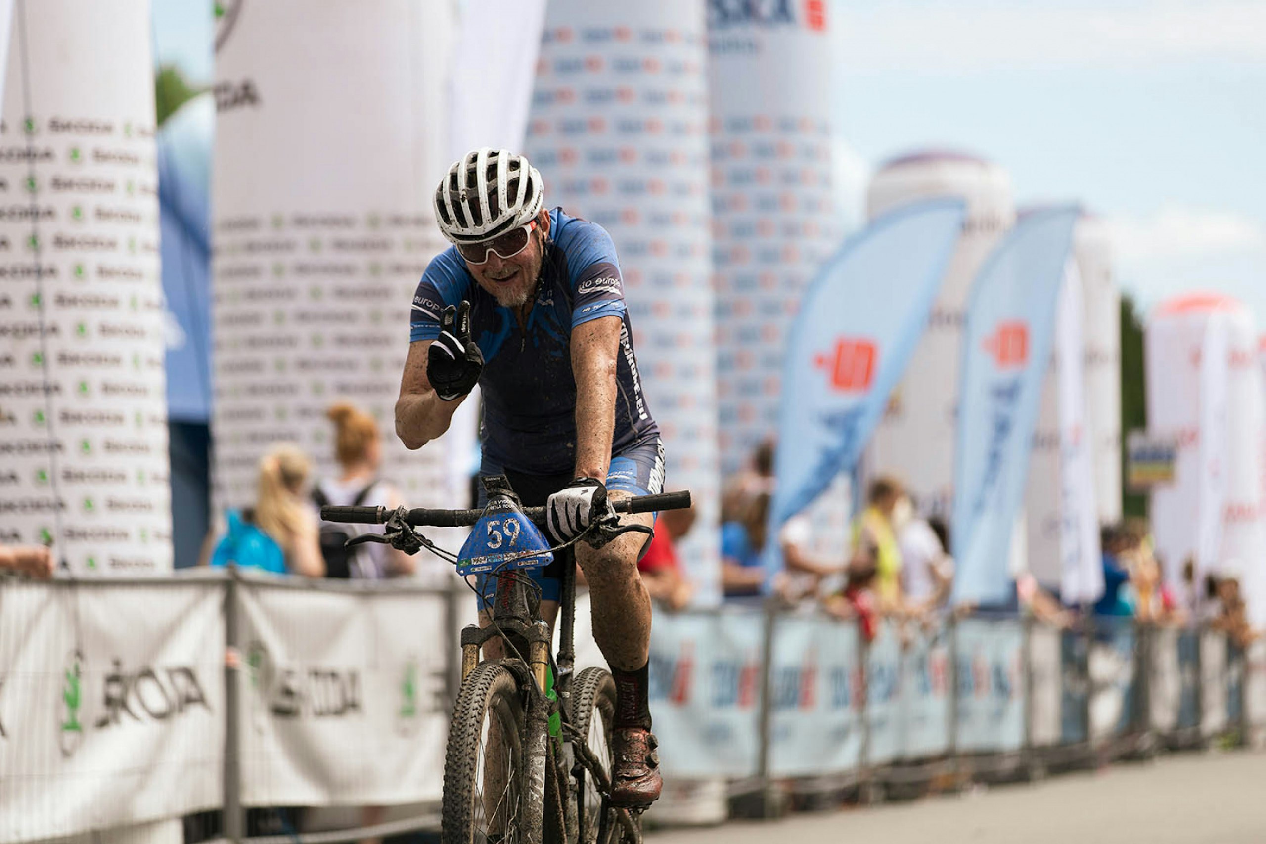Cyklisté vjíždí do cíle závodu NOVA Vysočina Arena Tour 2021 ze seriálu Kolo pro život