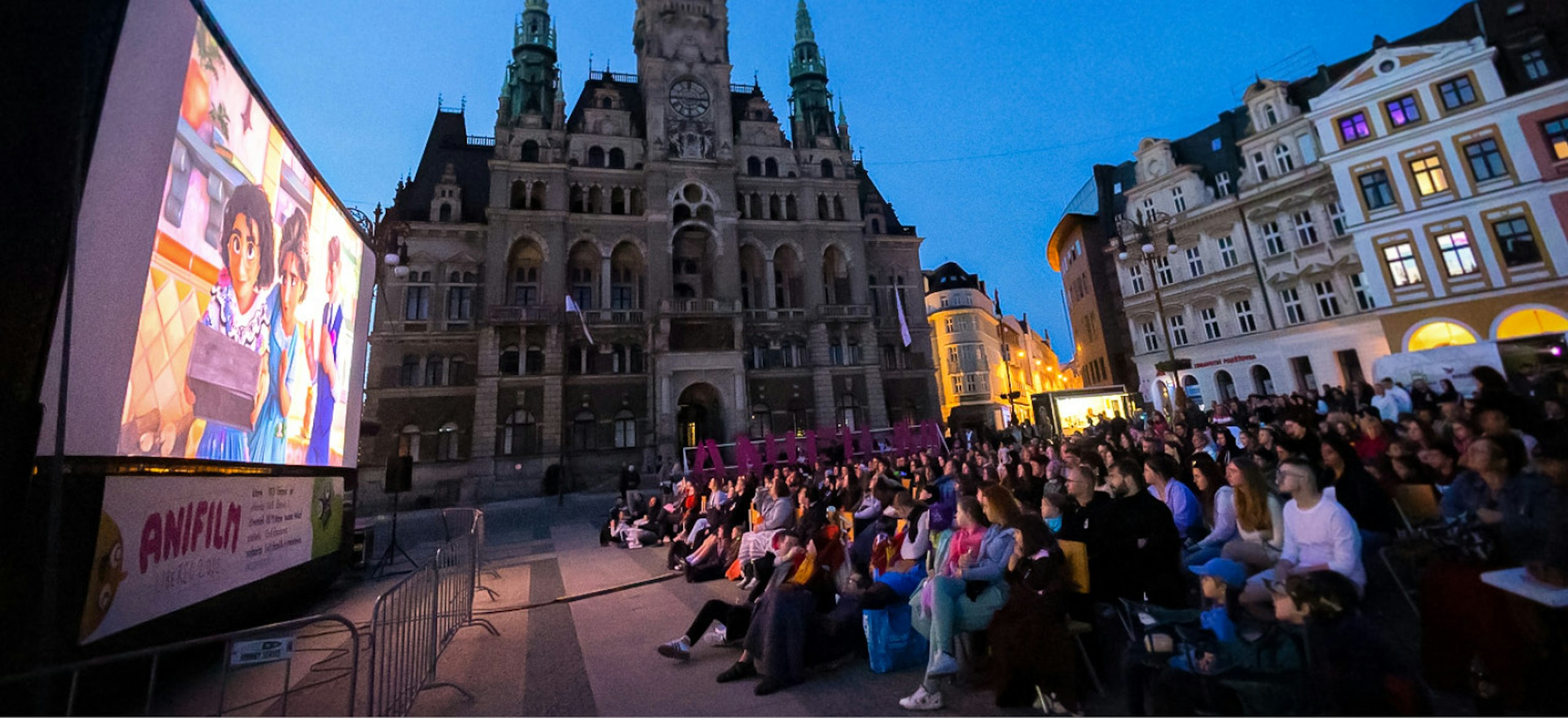 Venkovní projekce na nám. Dr. E. Beneše v Liberci v rámci festivalu Anifilm 2022