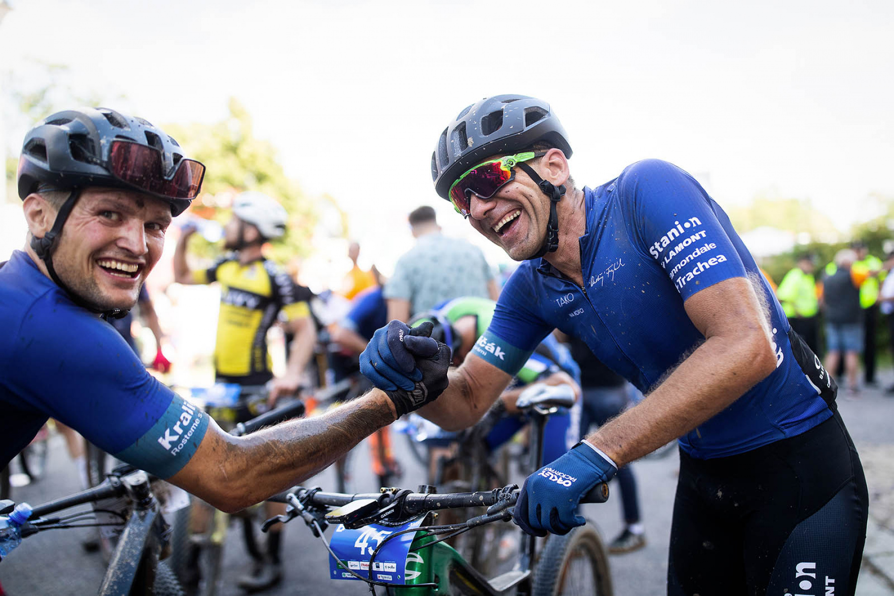 Cyklisté v cíli závodu Znojmo Burčák Tour Kooperativy 2022 ze seriálu Kolo pro život