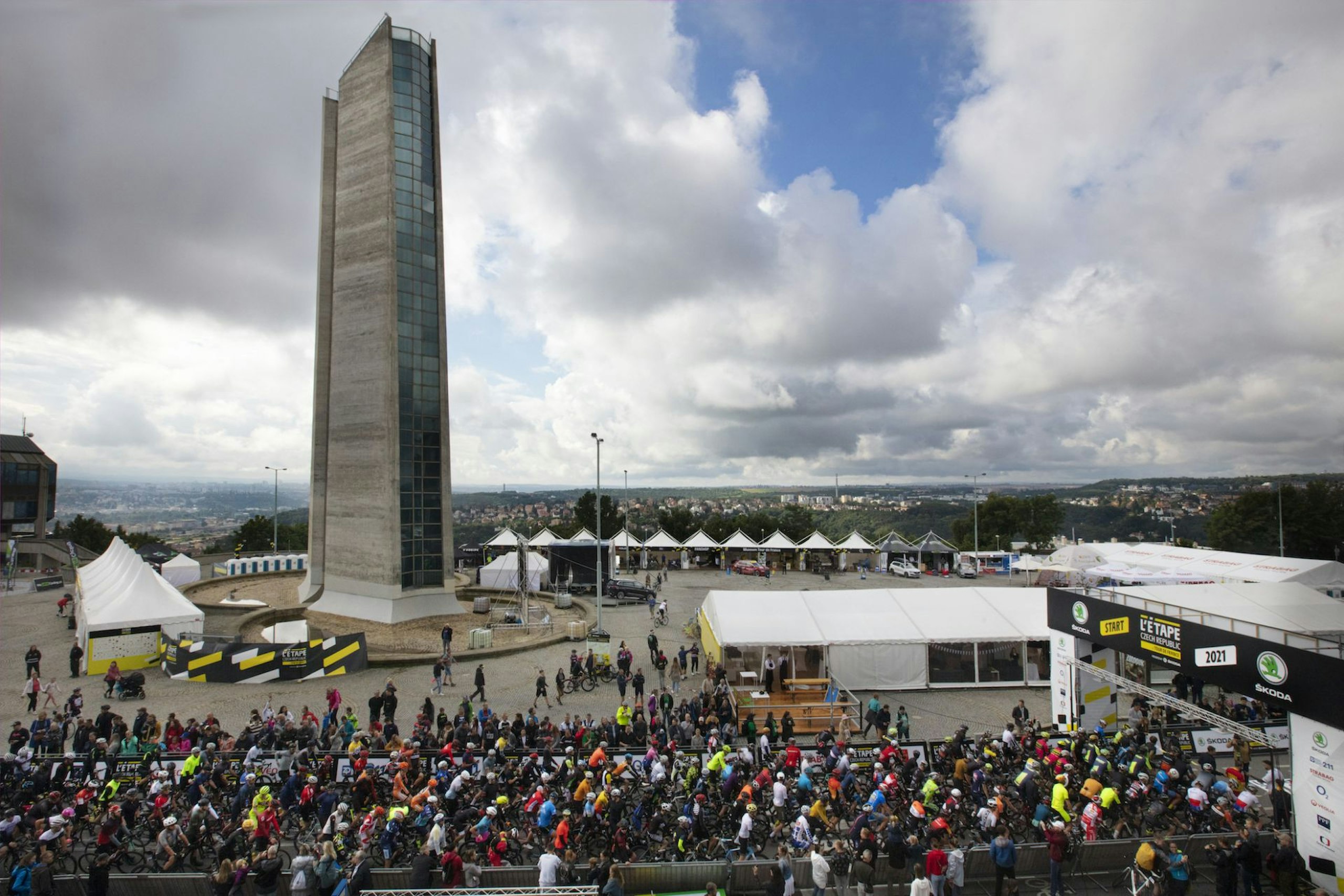 Start L’Etape Czech Republic by Tour de France 2021 na pražském Strahově