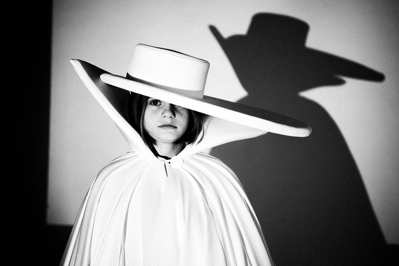 Dítě v kostýmu při přípravách divadelního představení Snowflakes