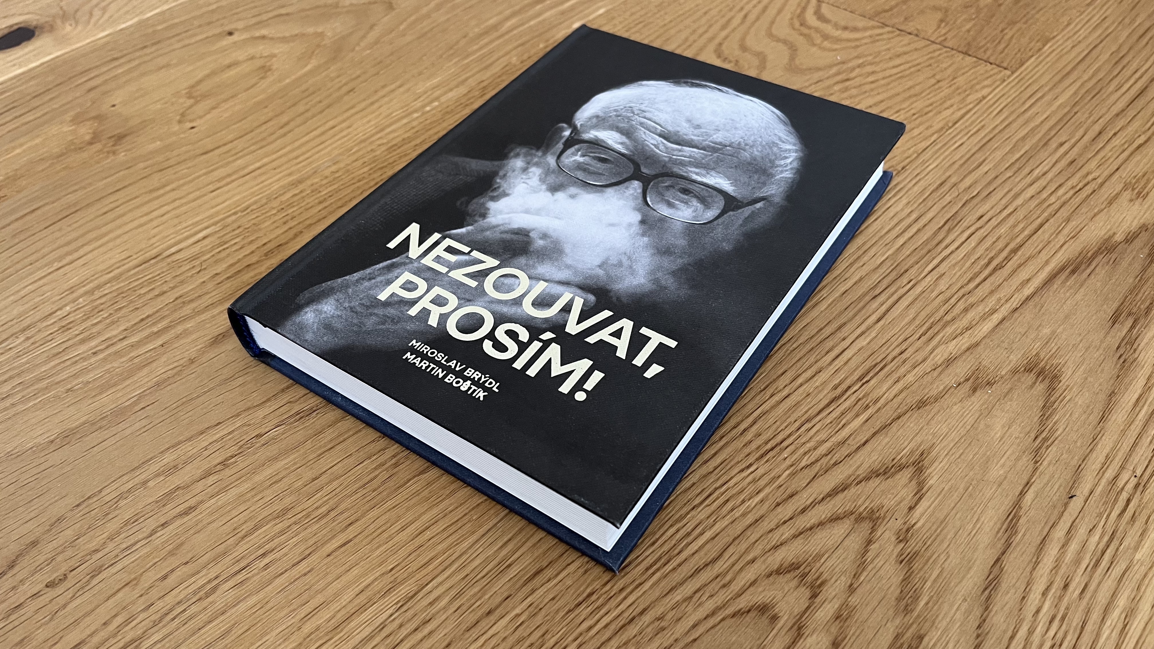 Kniha Nezouvat, prosím! Vyprávění emeritního litomyšlského starosty Miroslava Brýdla o jeho životě a moderní architektuře