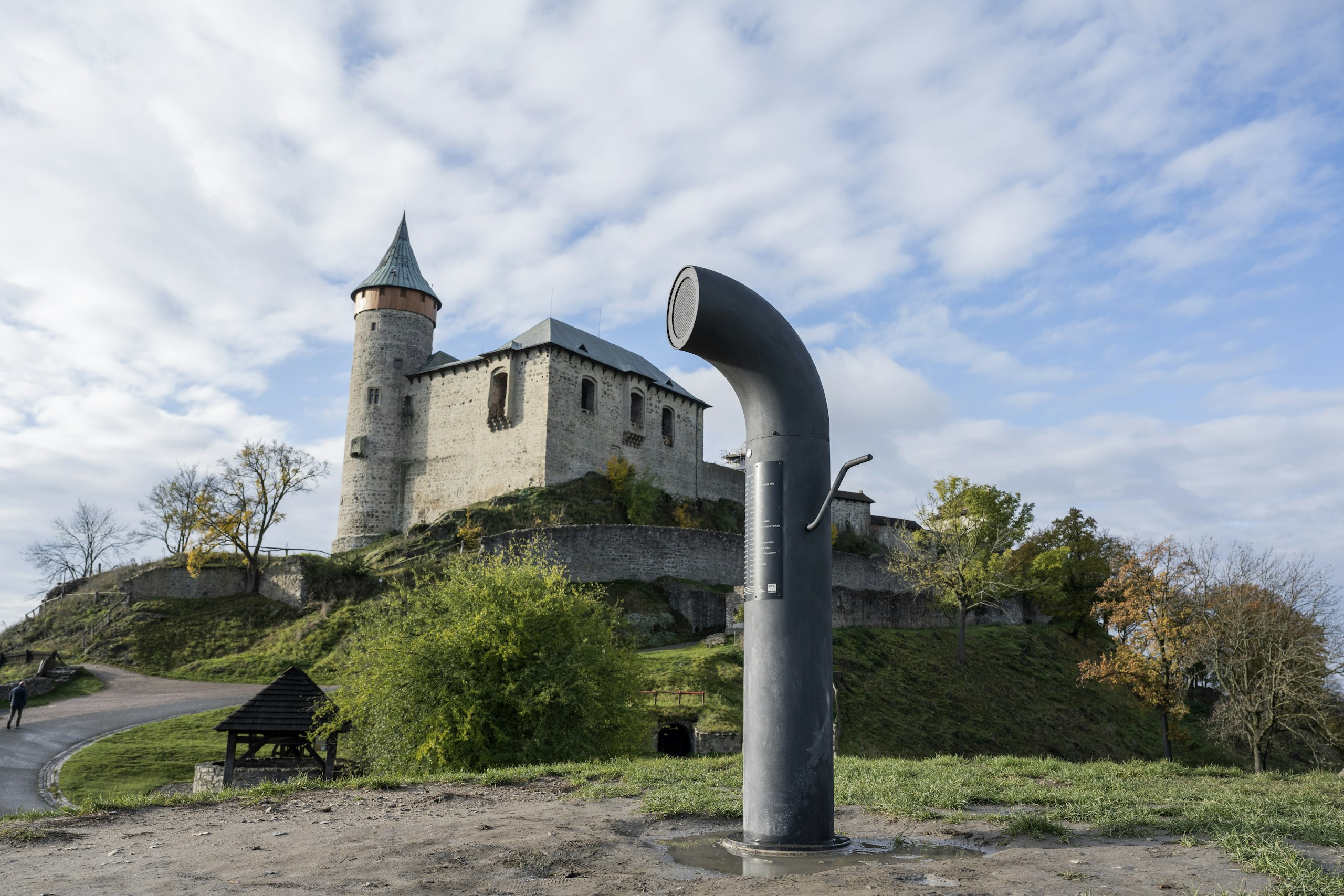 Poesiomat před hradem Kunětická hora, foto: Karel Cudlín
