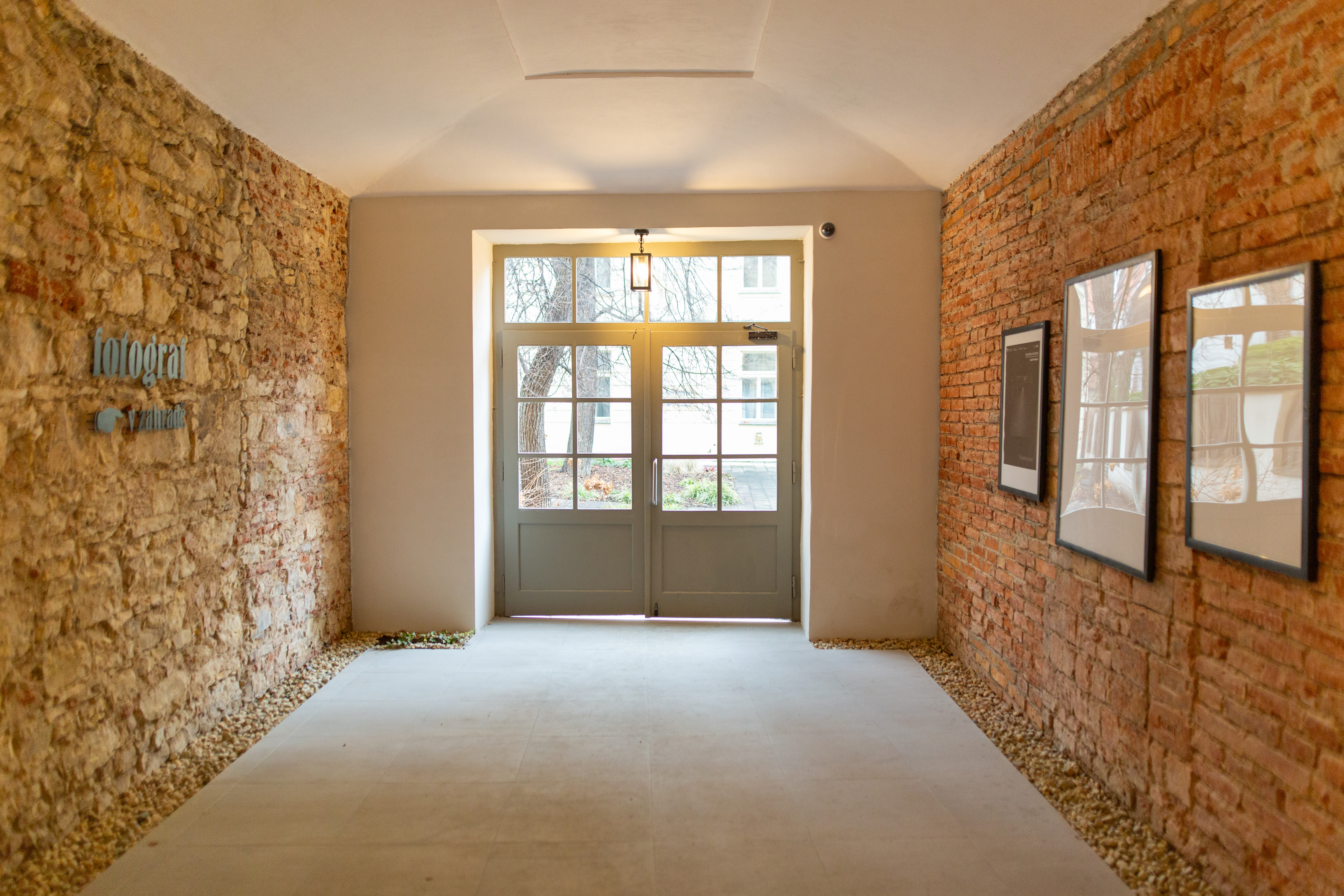 Nově zrekonstruovaný průchod k Ateliéru Josefa Sudka