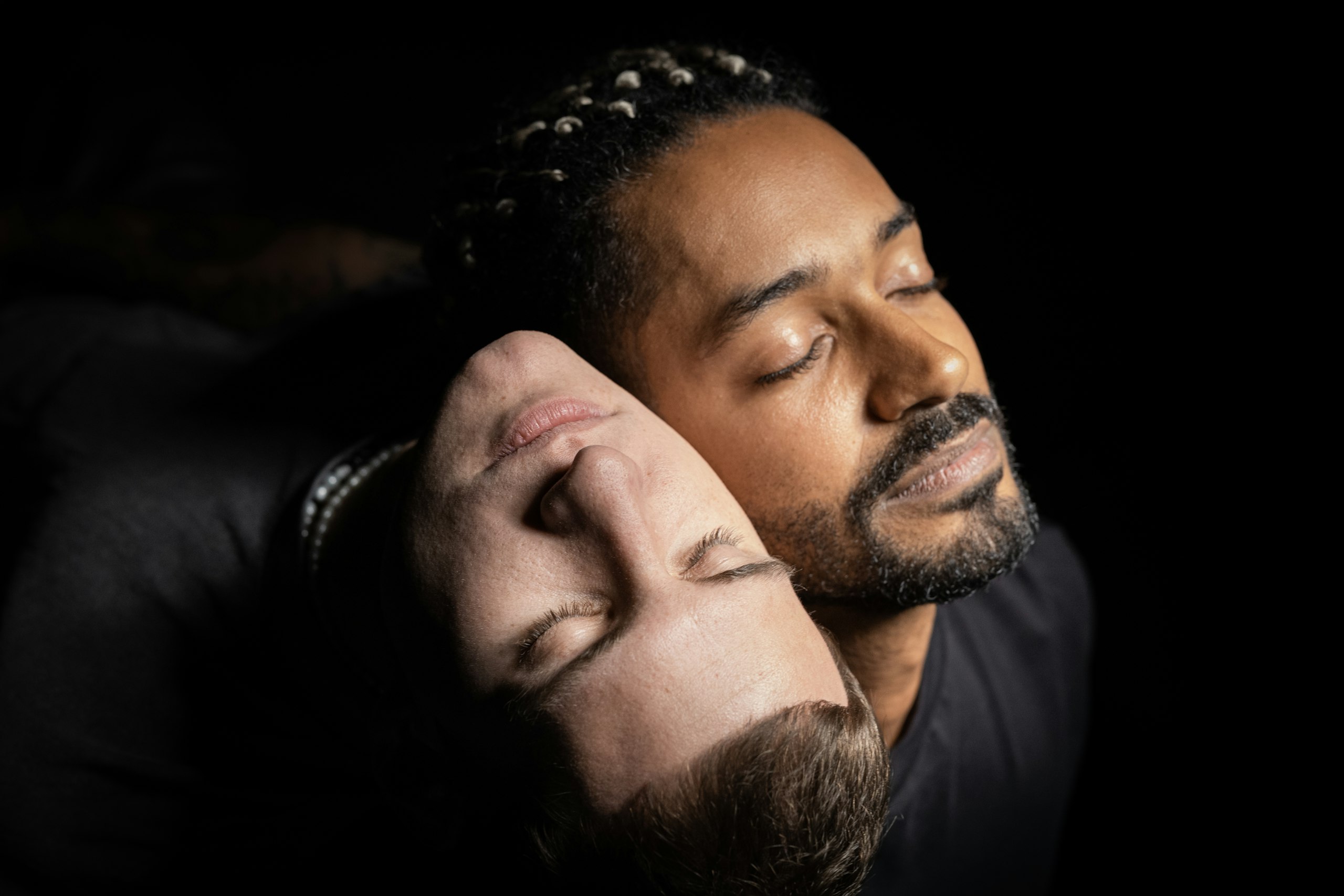 Režisér, choreograf a performer Yemi A.D. a DJ a producent Jakub Strach alias NobodyListen