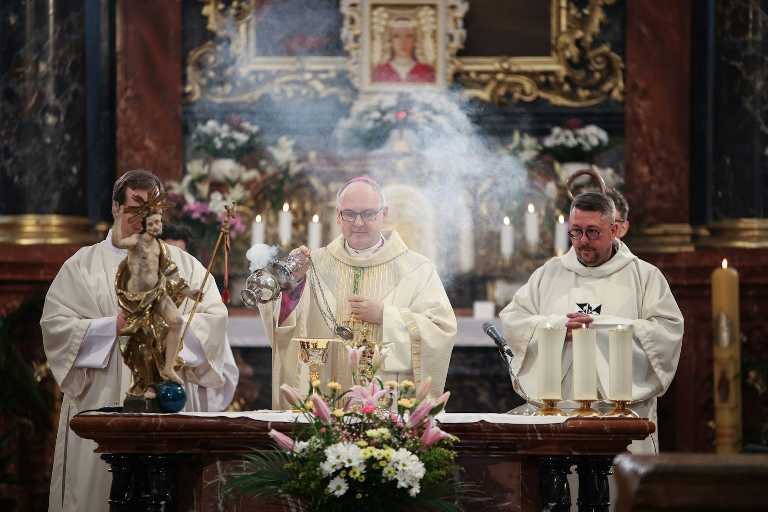 Litoměřický biskup Mons. Stanislav Přibyl celebruje slavnostní mši svatou u příležitosti znovuotevření baziliky sv. Vavřince a sv. Zdislavy v Jablonném v Podještědí