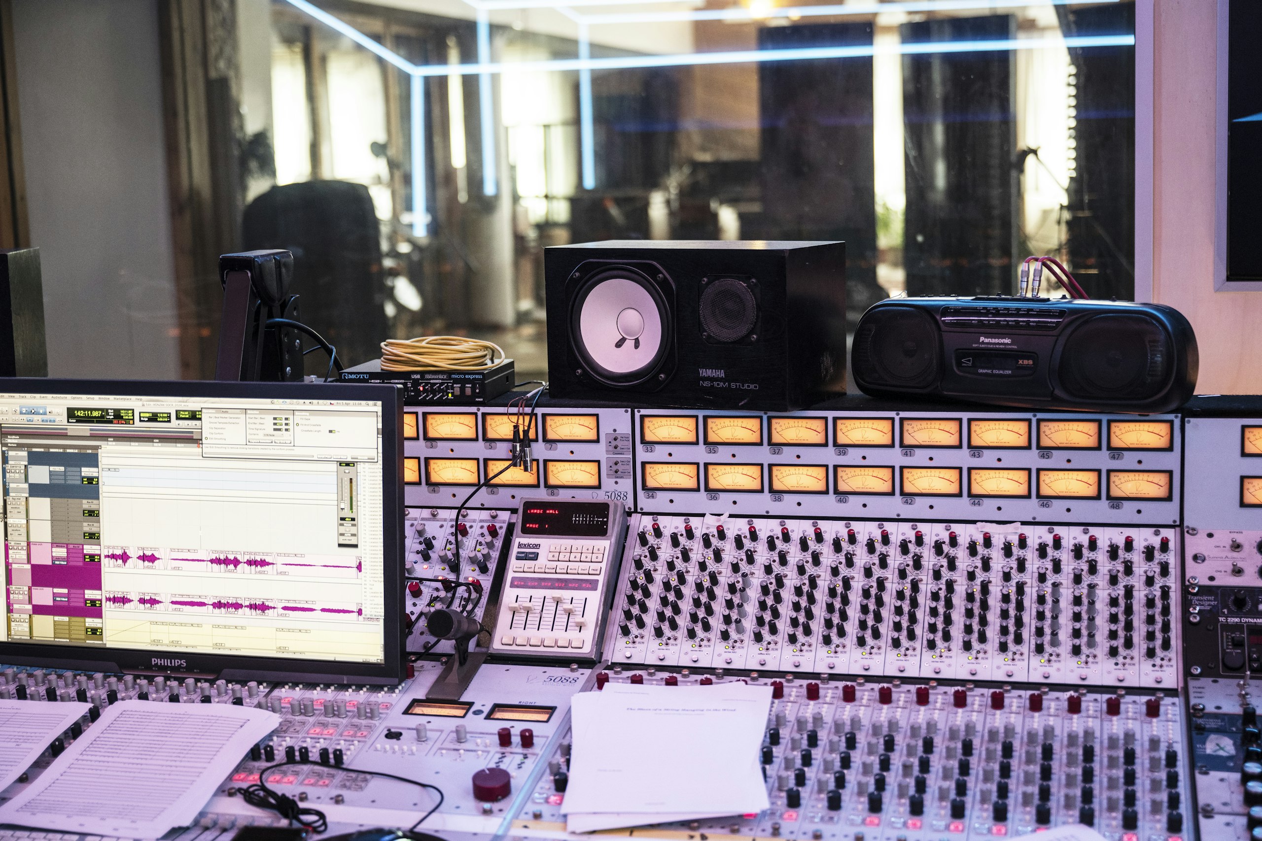 Režie nahrávacího studia Sono Records, kde vzniká většina alb Animal Music
