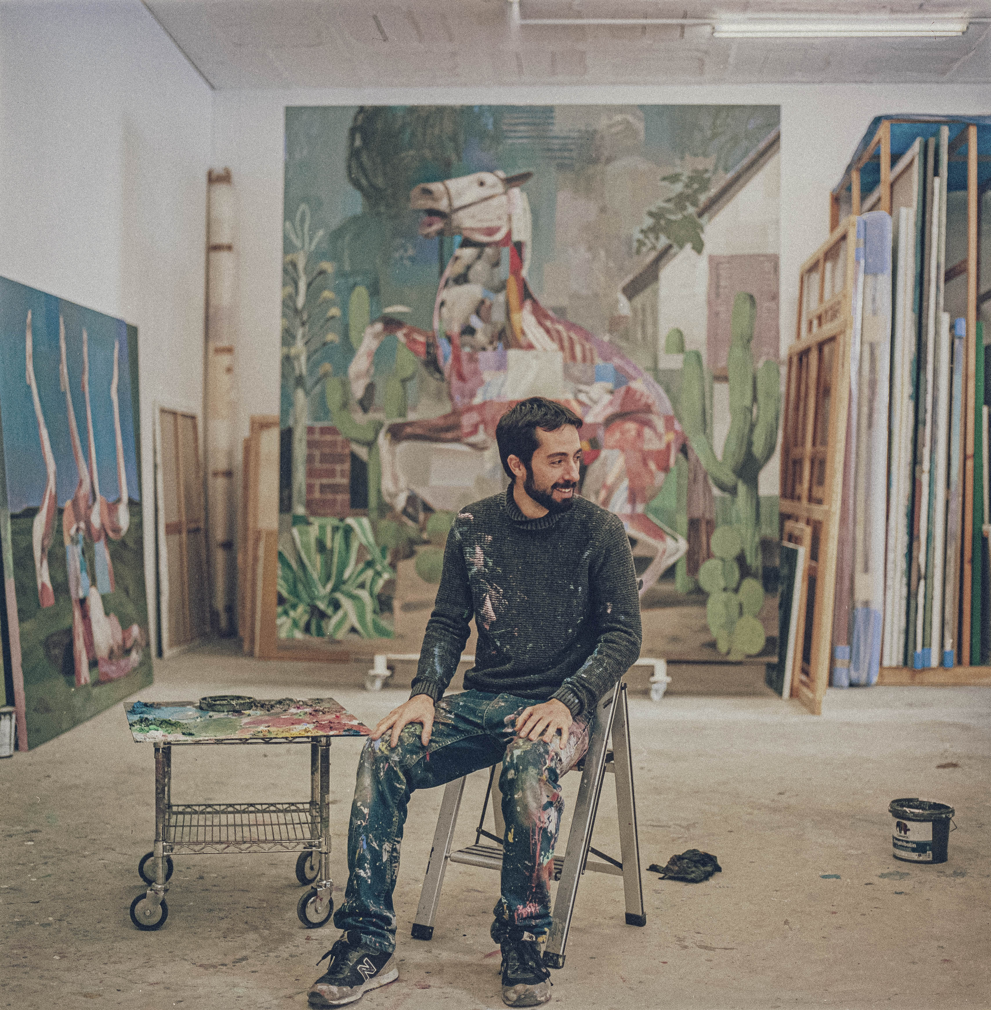 Španělský malíř Aryz ve svém atelieru, foto: Alex Rademakers