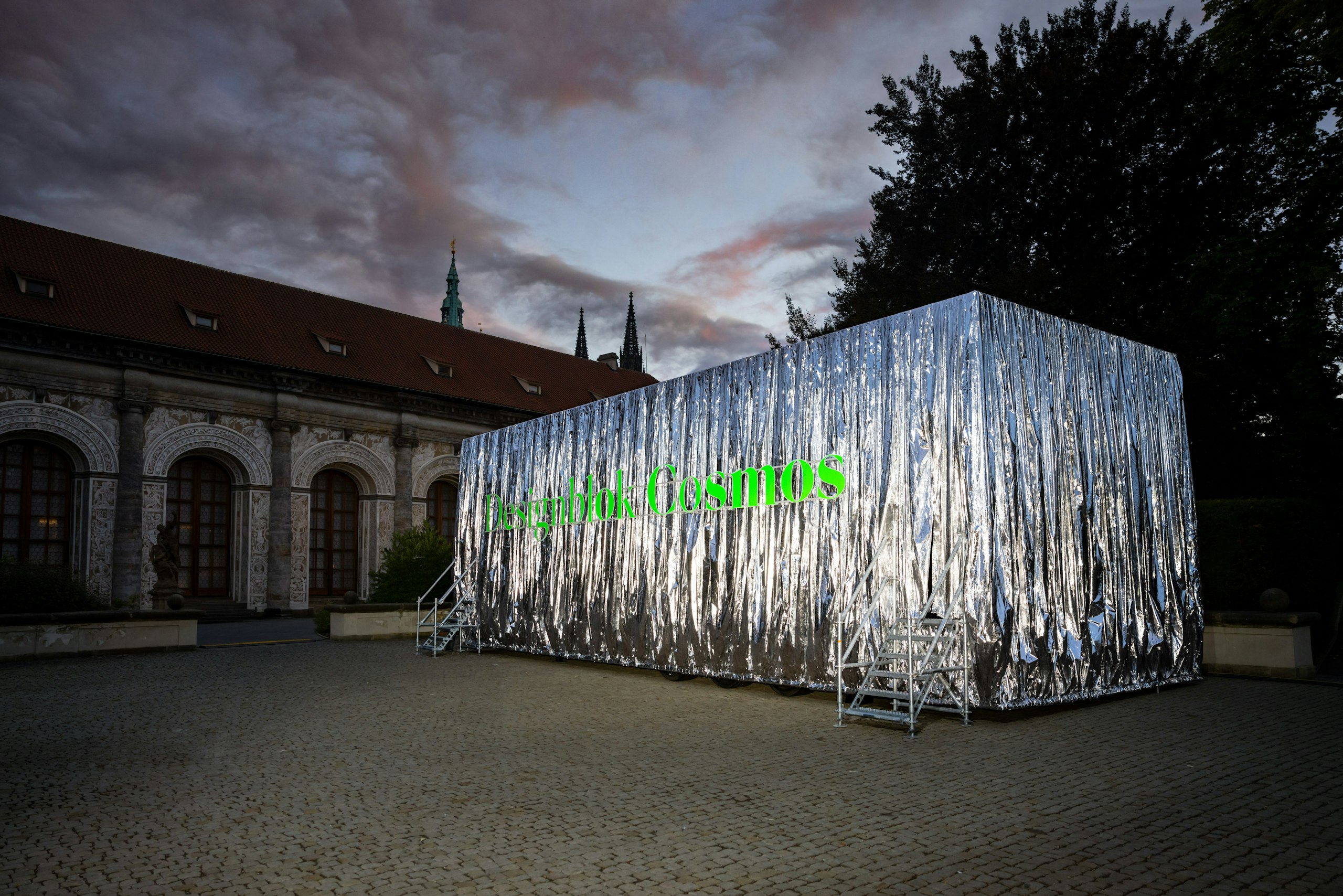 Designblok Cosmos před Míčovnou Pražského hradu během festivalu Designblok 2023, foto: Václav Jirásek