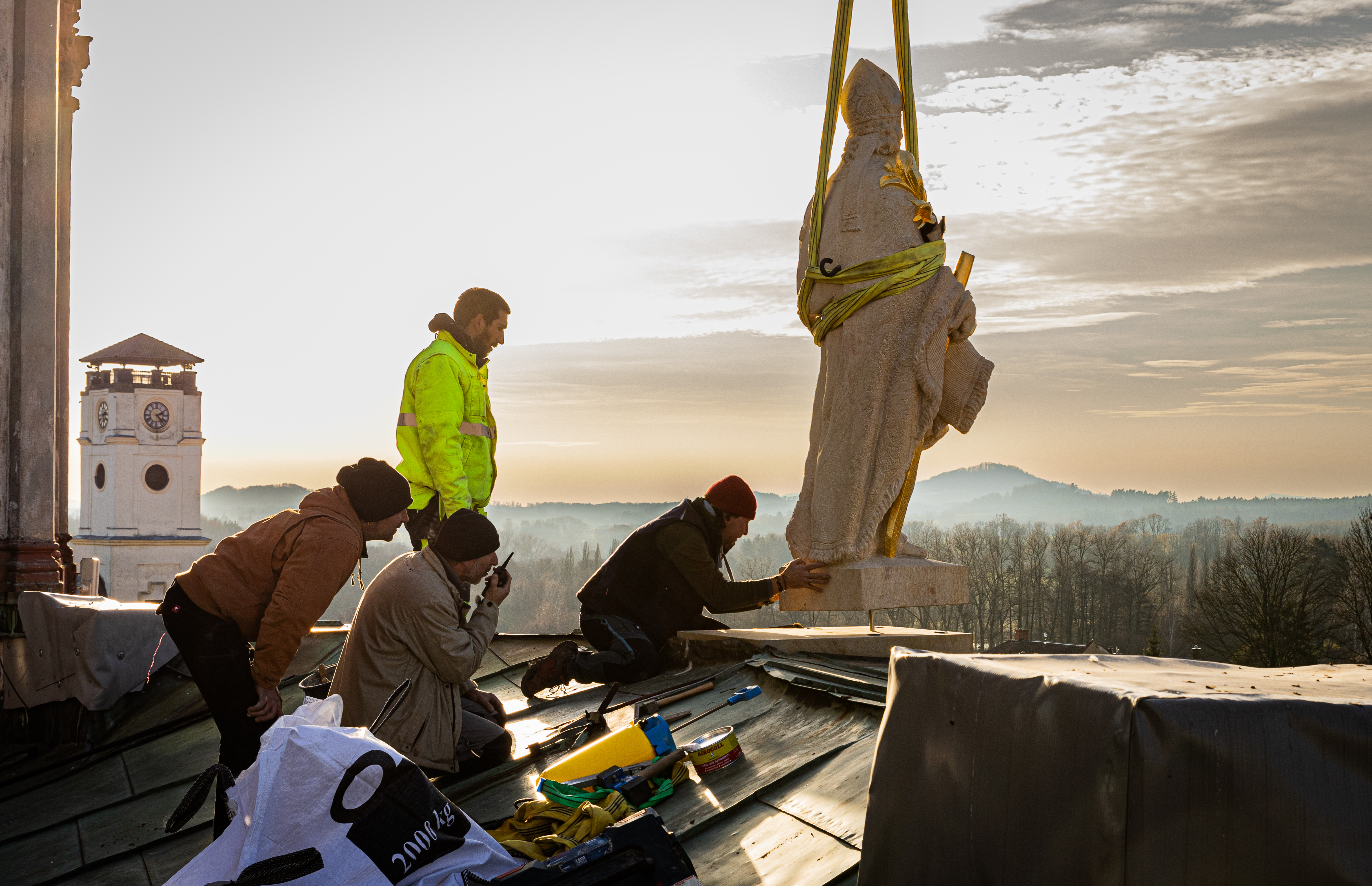 Instalace kopie sochy sv. Vojtěcha na průčelí baziliky sv. Vavřince a sv. Zdislavy v Jablonném v Podještědí, foto: Jana Chadimová (Člověk a Víra)