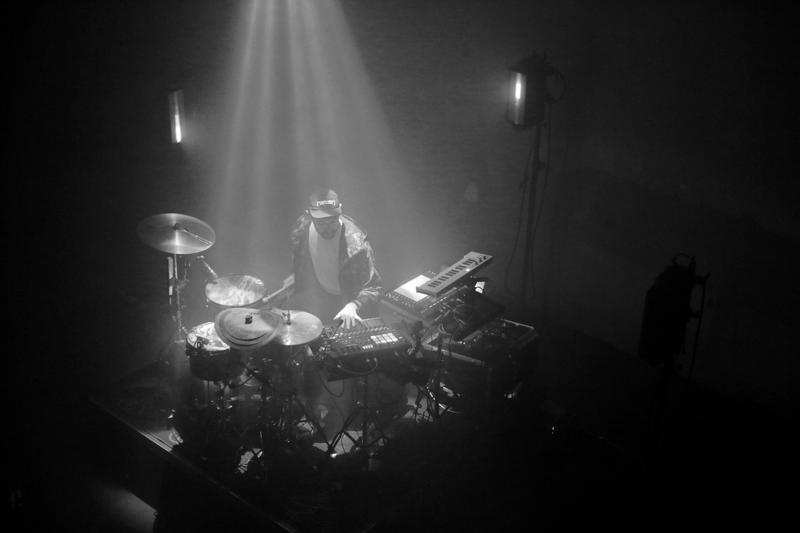 Bubeník a producent Arthur Hnatek s projektem SWIMS na festivalu Music is