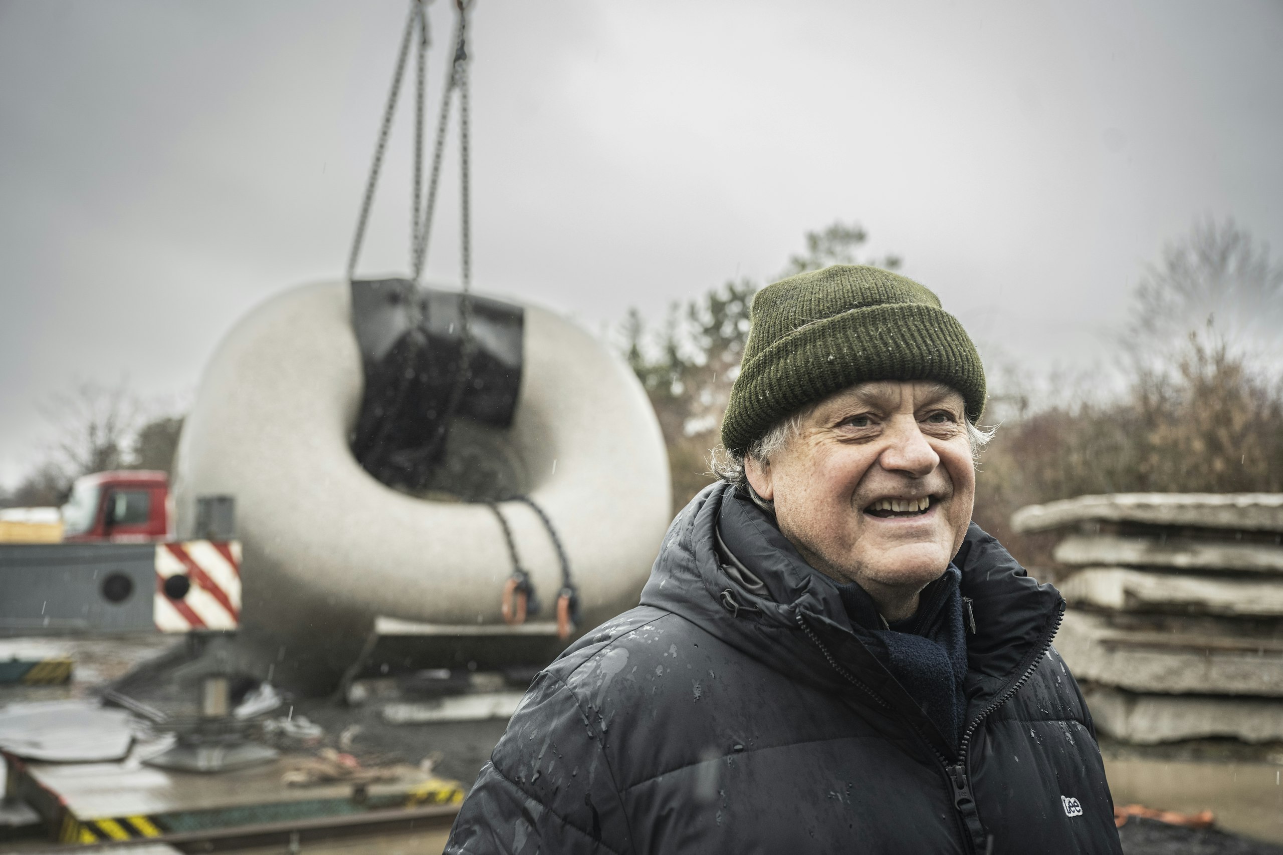 Sochař Jaroslav Róna u své sochy Čas ticha