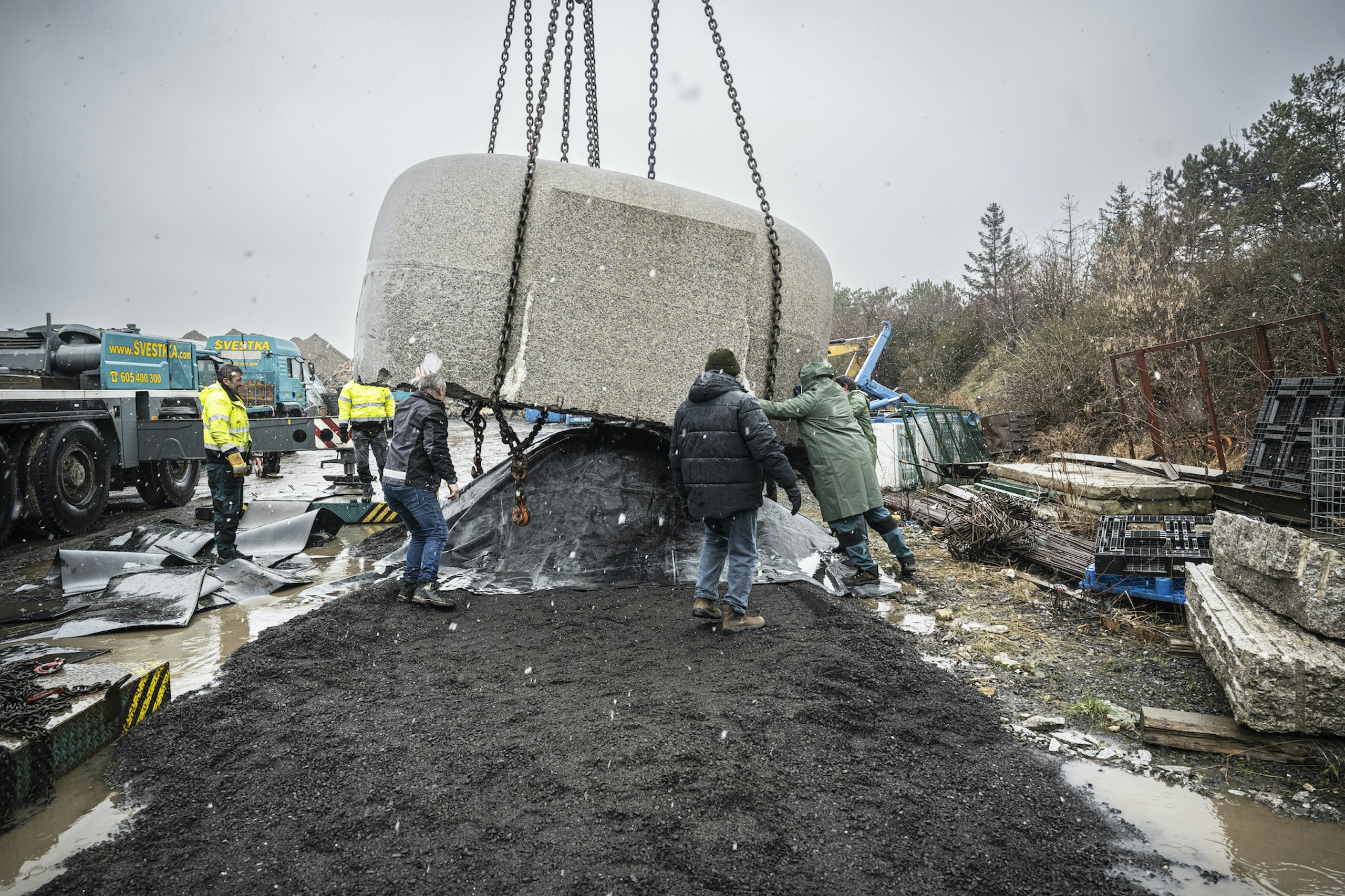Kameníci otáčejí vznikající sochu Jaroslava Róny Čas ticha