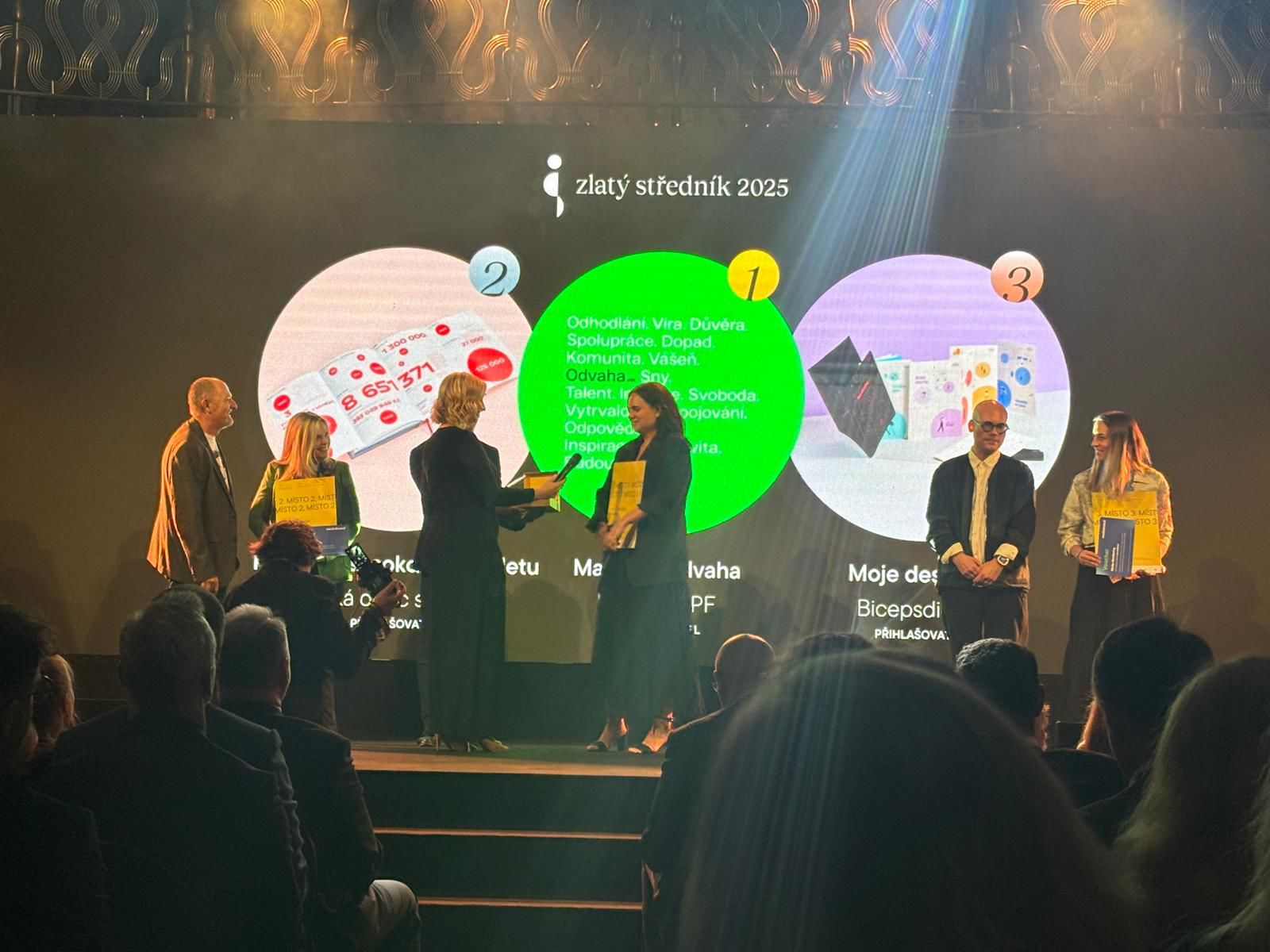 Kristina Hotová z Nadace PPF přebírá ocenění Zlatý středník 2025 za magazín Odvaha