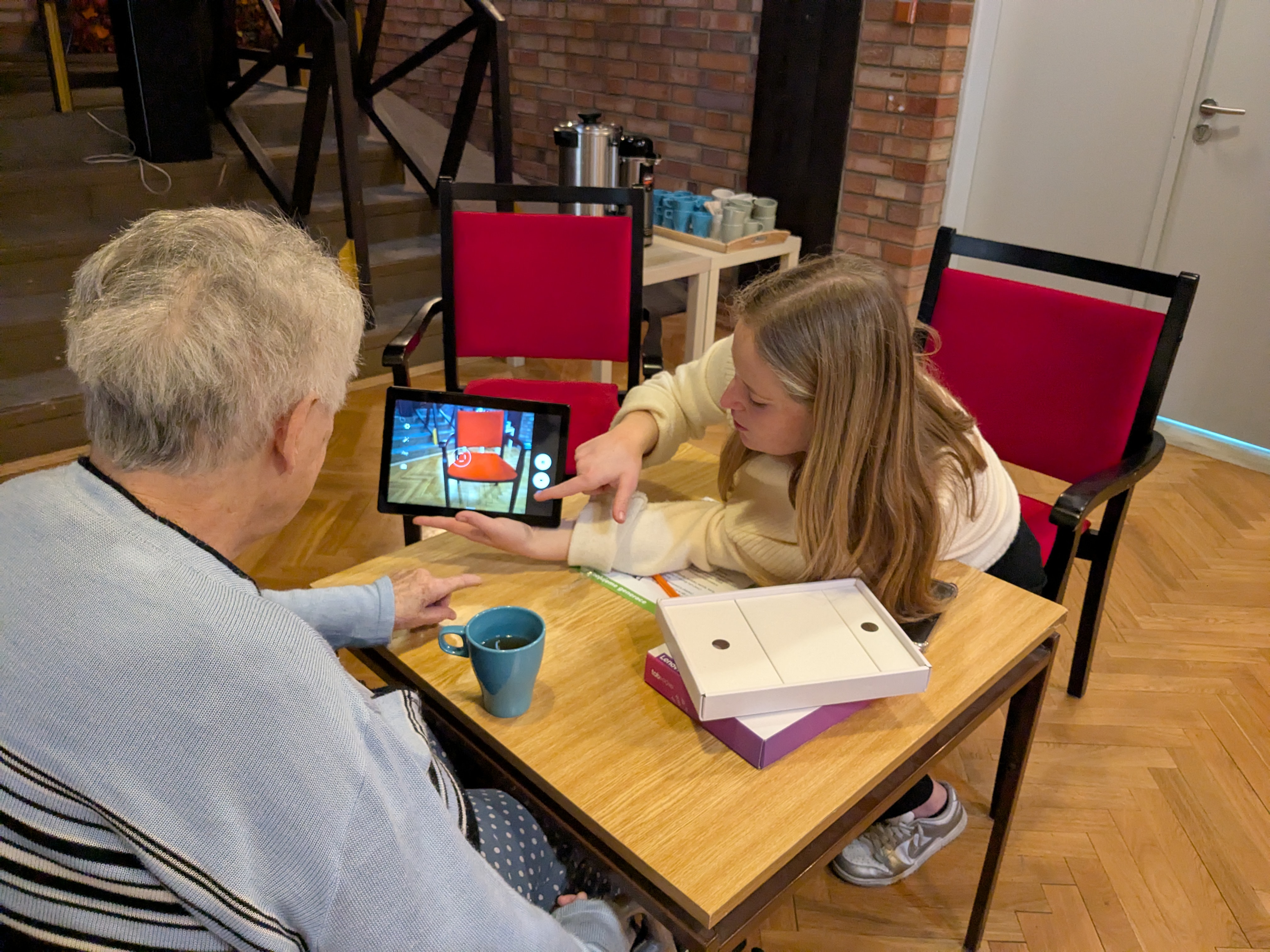 Mezi námi: Intergenerational TechBridges