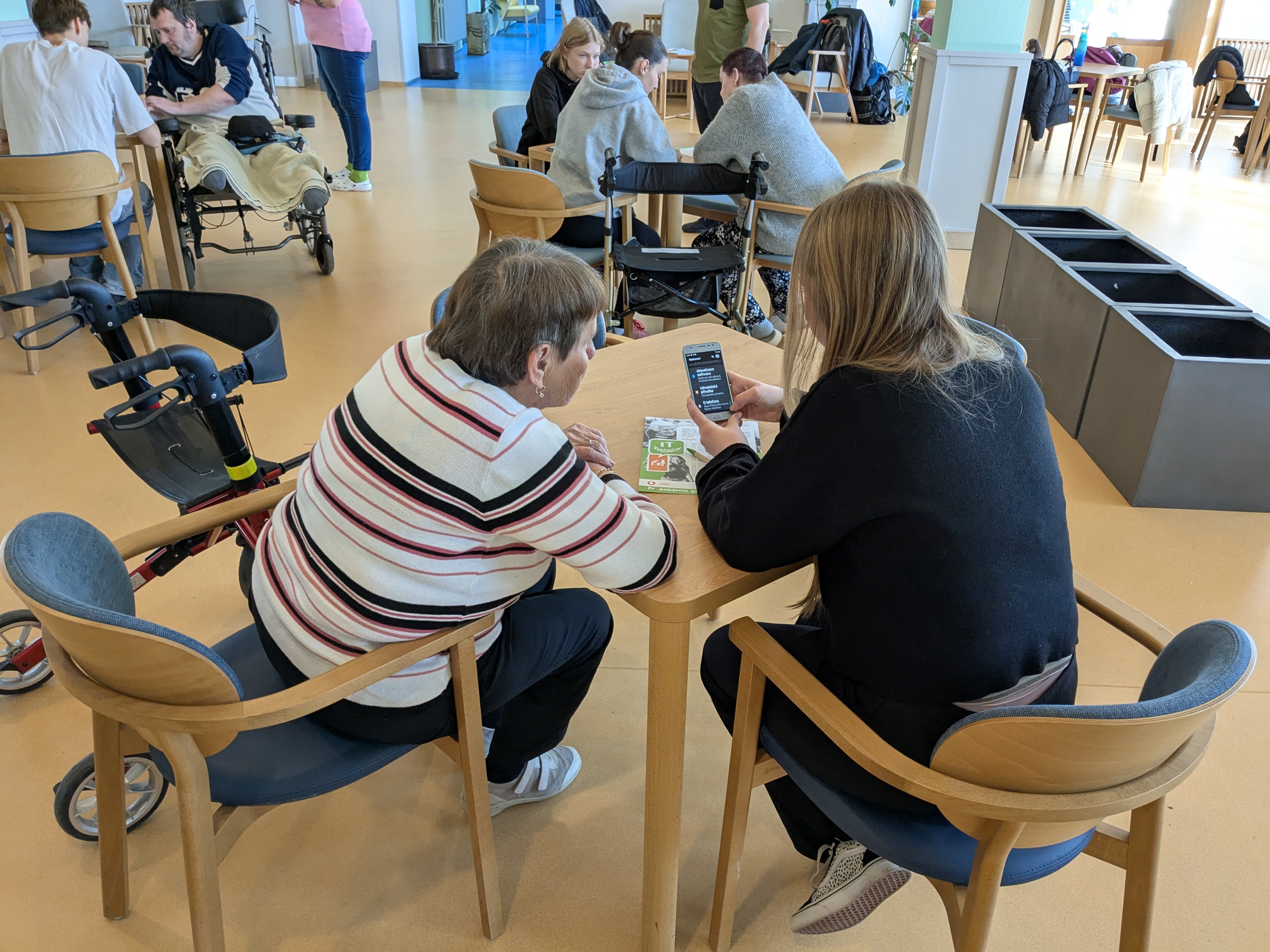 Mezi námi: Intergenerational TechBridges