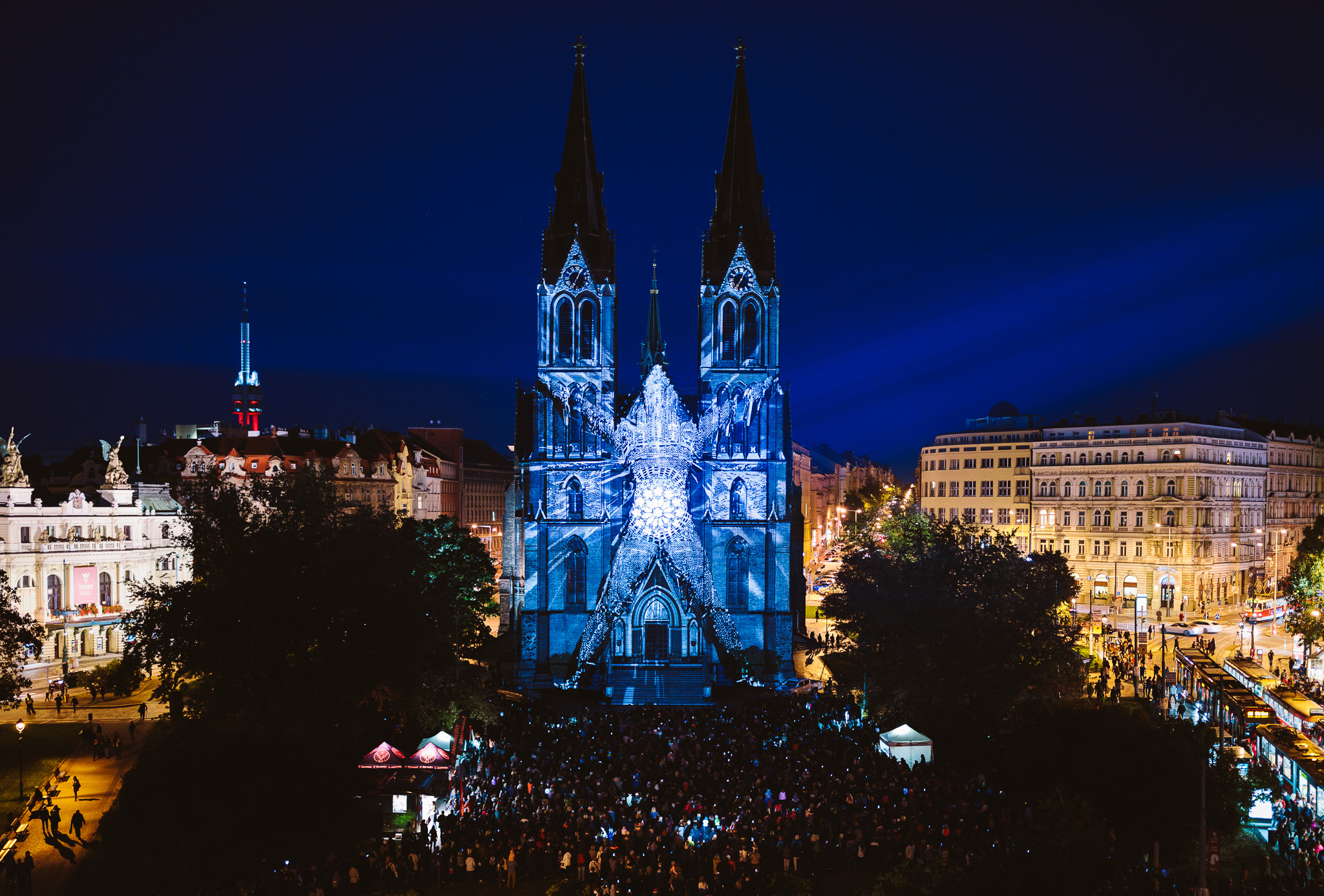 Videomapping francouzského umělce Yanna Nguemy Caryatids na pražské bazilice sv. Ludmily, Signal Festival 2017, foto: Dušan Vondra.