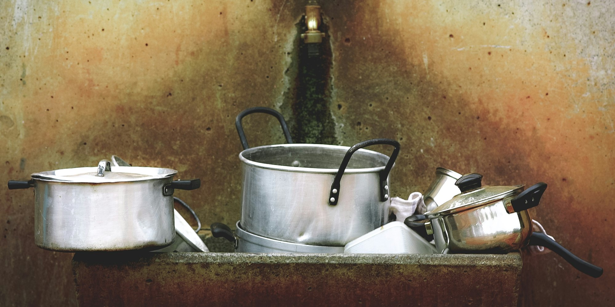 Cover Image for Come lavare (per bene) i piatti a mano, nella casa in campagna