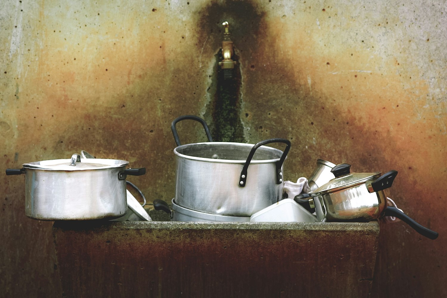 Cover Image for Come lavare (per bene) i piatti a mano, nella casa in campagna