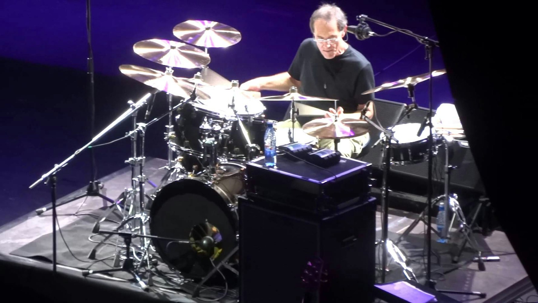 Cover Image for Ode a Sting e al "drumming genius" Vinnie Colaiuta