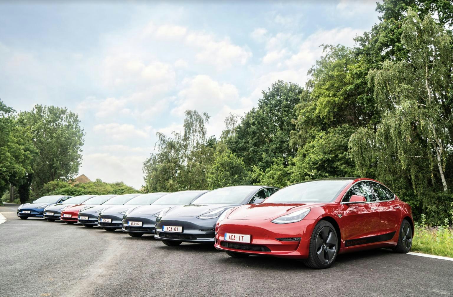 Foto van een aantal Tesla Model 3 elektrische wagens uit het wagenpark van ACA