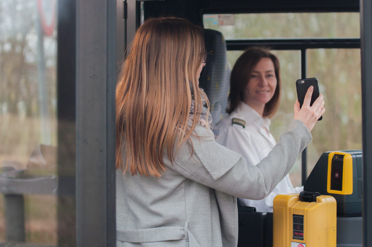 meisje stapt op De Lijn bus