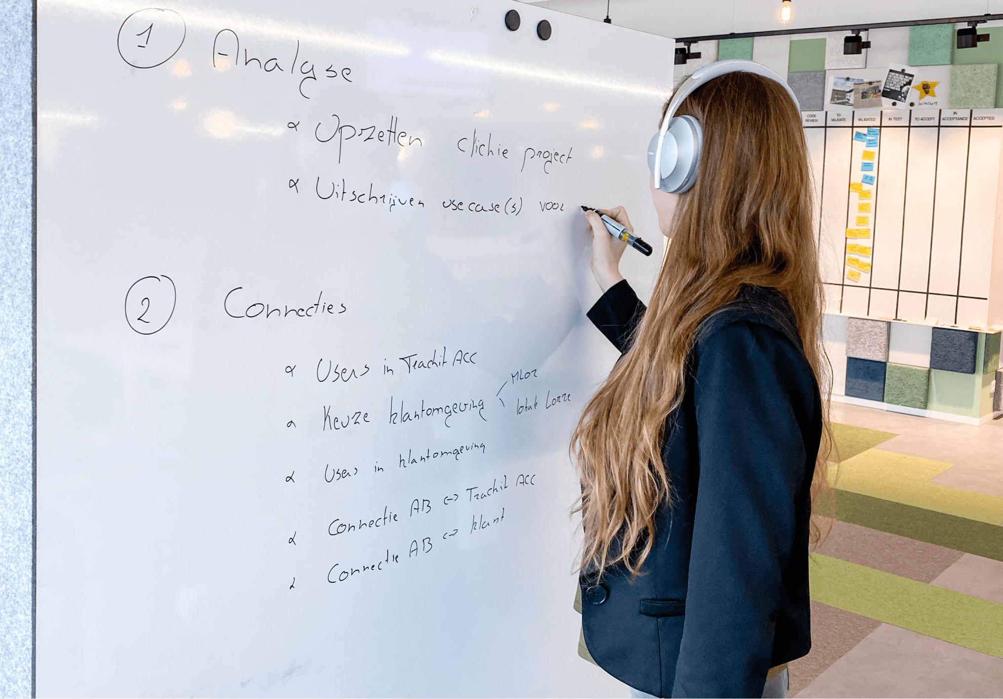 Tessa Tuteleers working on a white board