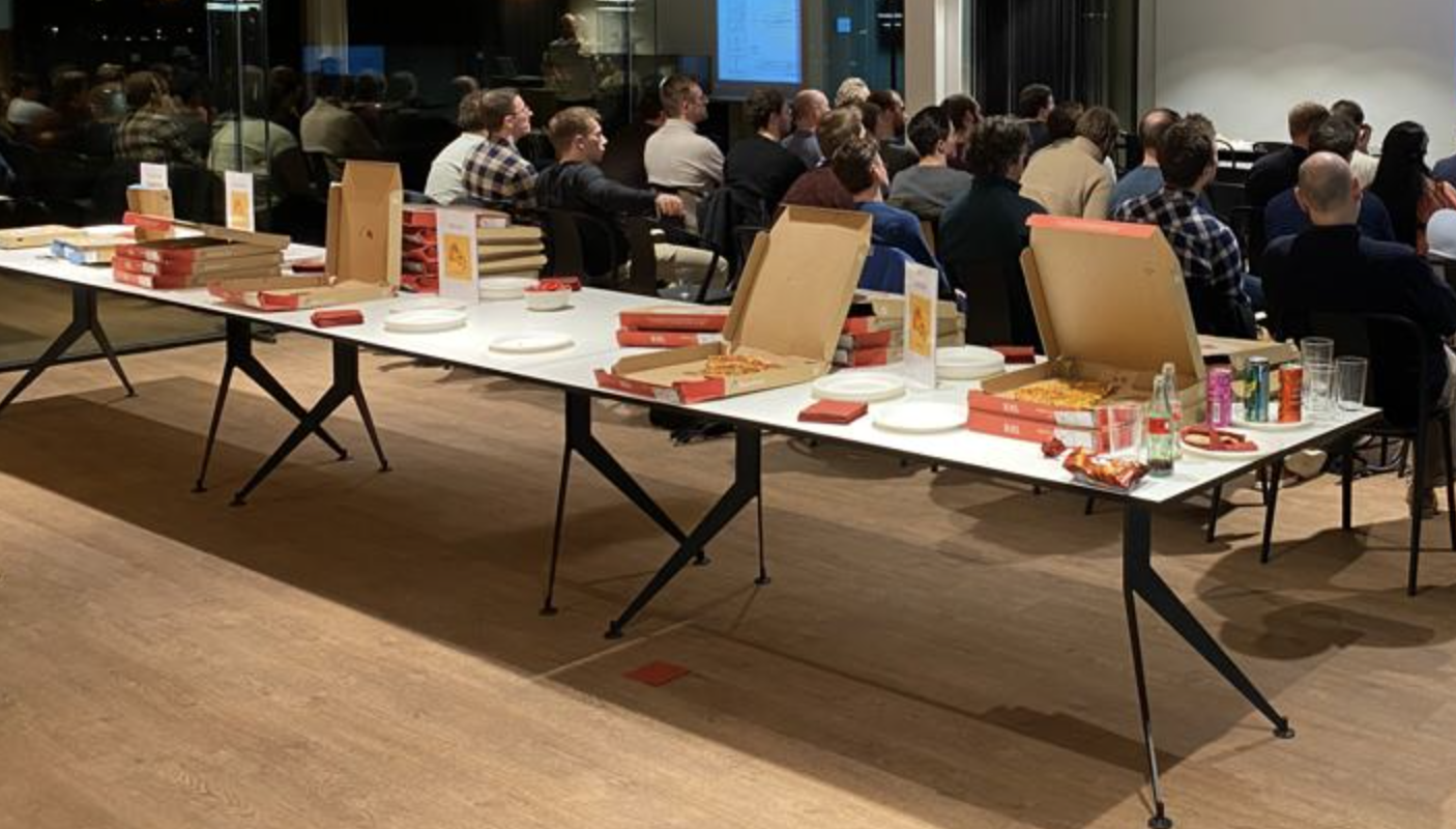 Tafel met pizza's in ons kantoor