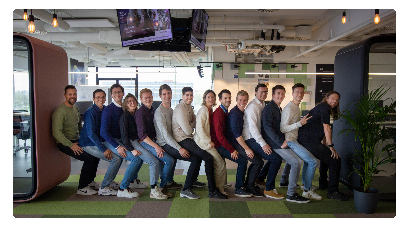teamfoto van dertien mensen