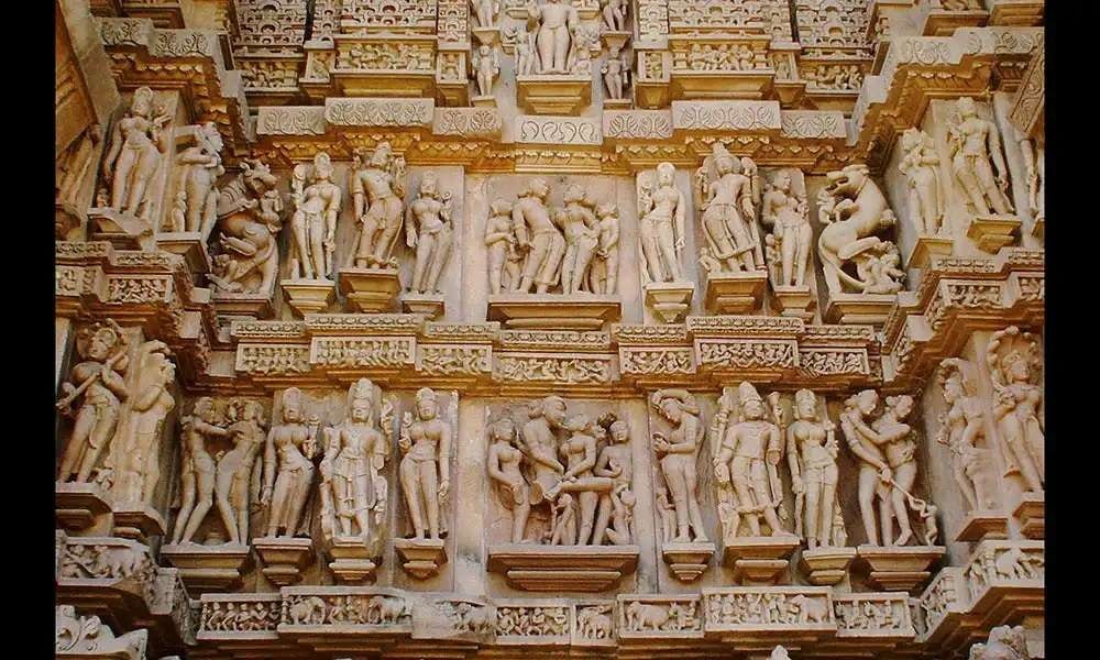 Khajuraho Mandir खजुराहो का मंदिर दिवारों पर कामुकता का दिखावा क्‍यों?