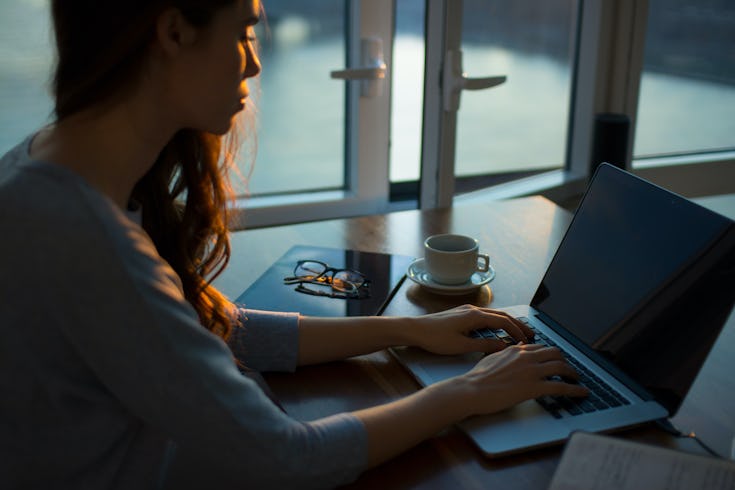 https://www.datocms-assets.com/46385/1649154838-women-working-evening-laptop.jpg?auto=format&fit=max&q=50&w=735