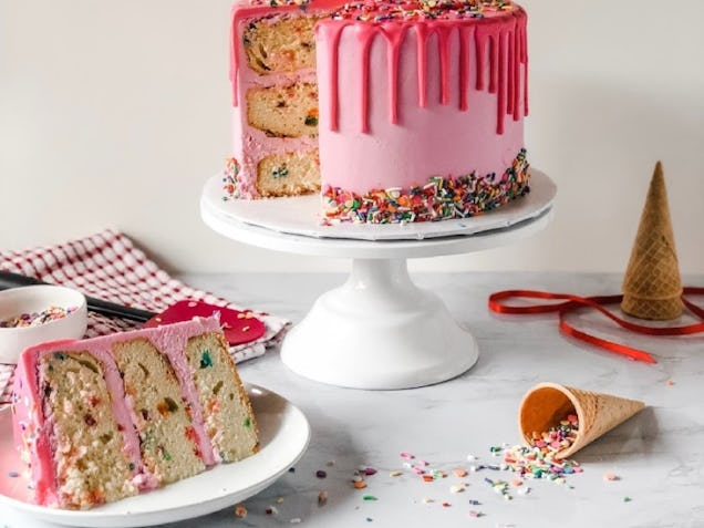 https://www.datocms-assets.com/46385/1650460878-cake-slice-1.jpg?auto=format&fit=max&q=50&w=636