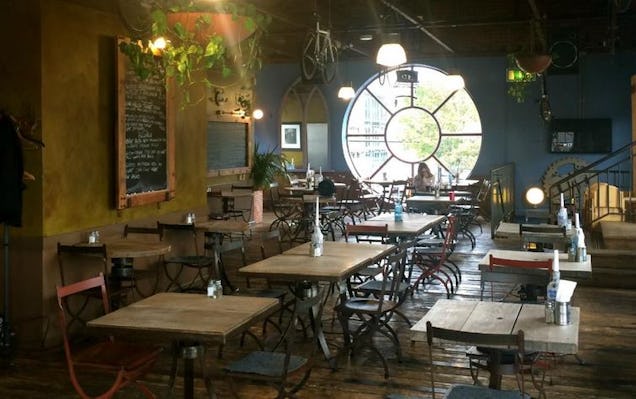 https://www.datocms-assets.com/46385/1654075666-mud-dock-cafe.jpg?auto=format&fit=max&q=50&w=636