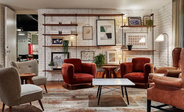 https://www.datocms-assets.com/46385/1654091145-the-hoxton.jpg?auto=format&fit=max&q=50&w=636