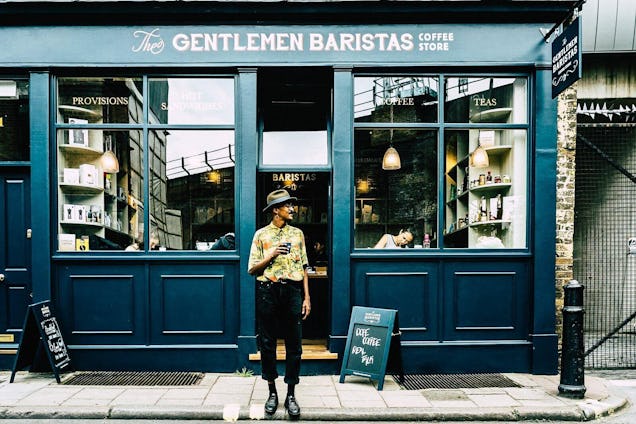 https://www.datocms-assets.com/46385/1655808767-gentlemen-baristas.jpg?auto=format&fit=max&q=50&w=636
