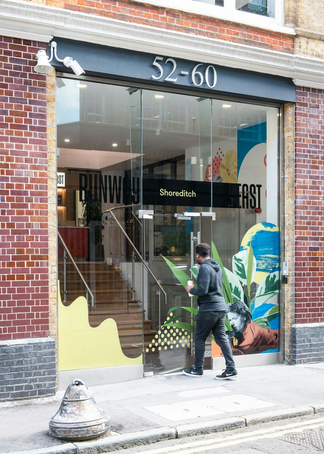 https://www.datocms-assets.com/46385/1674480412-runwayeast_shoreditch_290922_3.jpg?auto=format&fit=max&q=50&w=1092