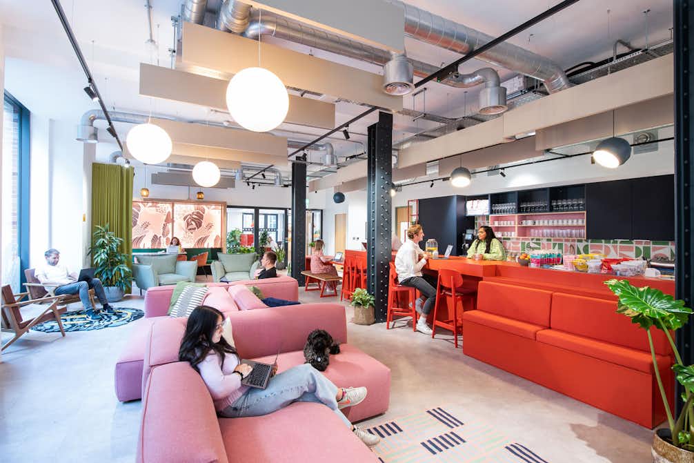 https://www.datocms-assets.com/46385/1674552365-runwayeast_shoreditch_290922_28.jpg?auto=format&fit=max&q=30&w=1006