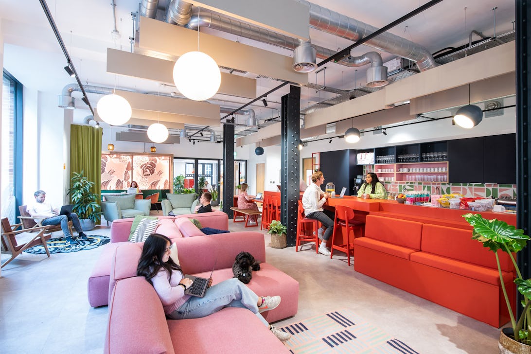 https://www.datocms-assets.com/46385/1674552365-runwayeast_shoreditch_290922_28.jpg?auto=format&fit=max&q=50&w=1092