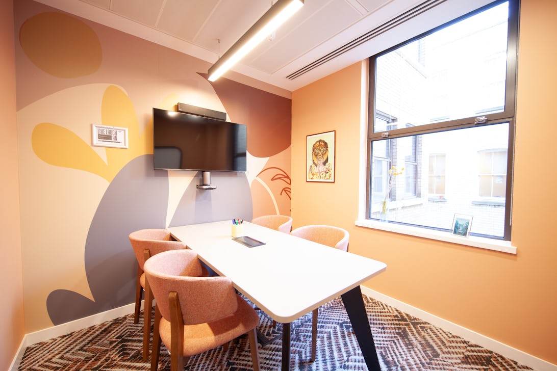 https://www.datocms-assets.com/46385/1699987163-4-person-meeting-room.jpg?auto=format&fit=max&q=50&w=1092