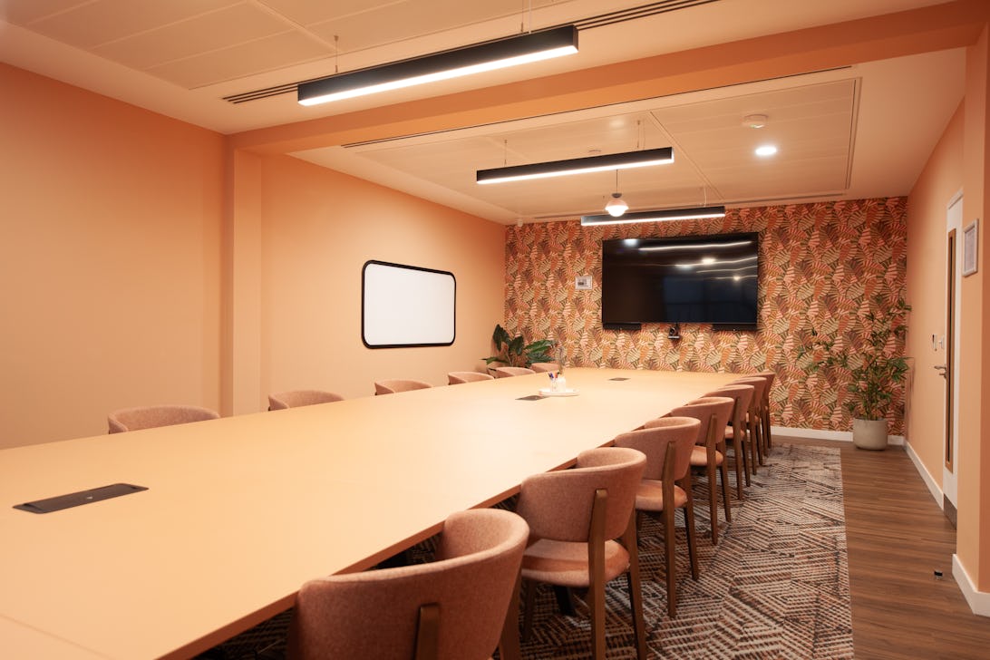 https://www.datocms-assets.com/46385/1699987179-20-person-board-room.jpg?auto=format&fit=max&q=50&w=1092