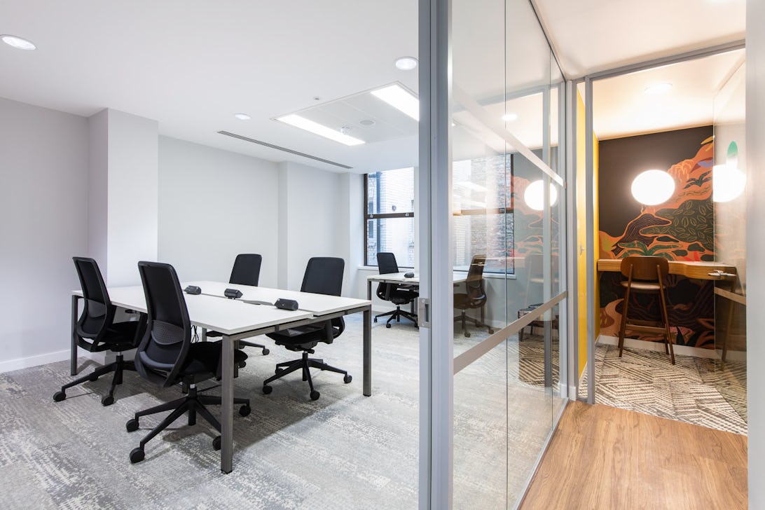 https://www.datocms-assets.com/46385/1699987632-example-6-person-office.jpg?auto=format&fit=max&q=50&w=1092
